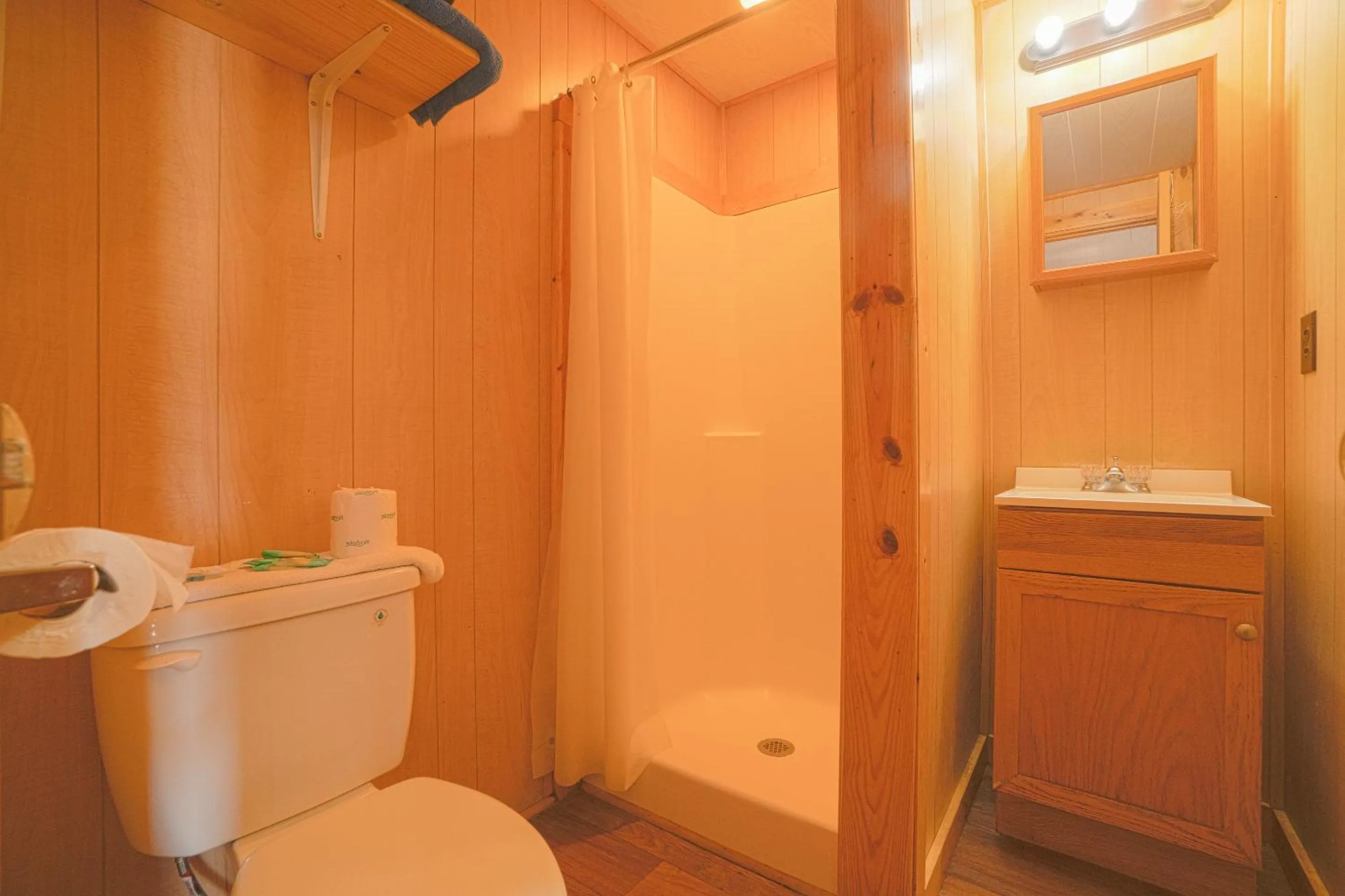 Bathroom in Grand Eagle Ford Lodge & RV Park