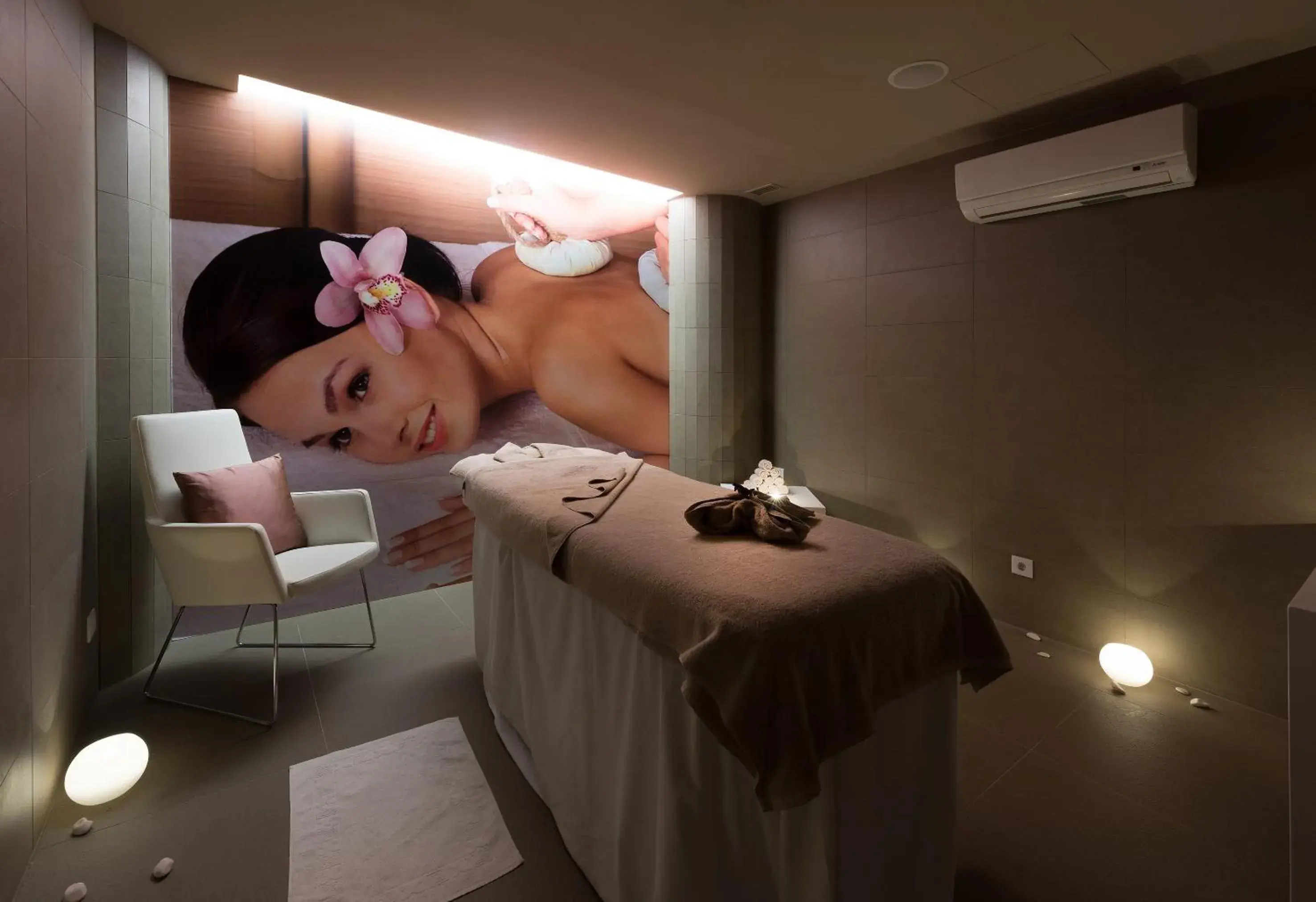 Massage, Bed in Meliá Lisboa Aeroporto Massage, Bed in Meliá Lisboa Aeroporto