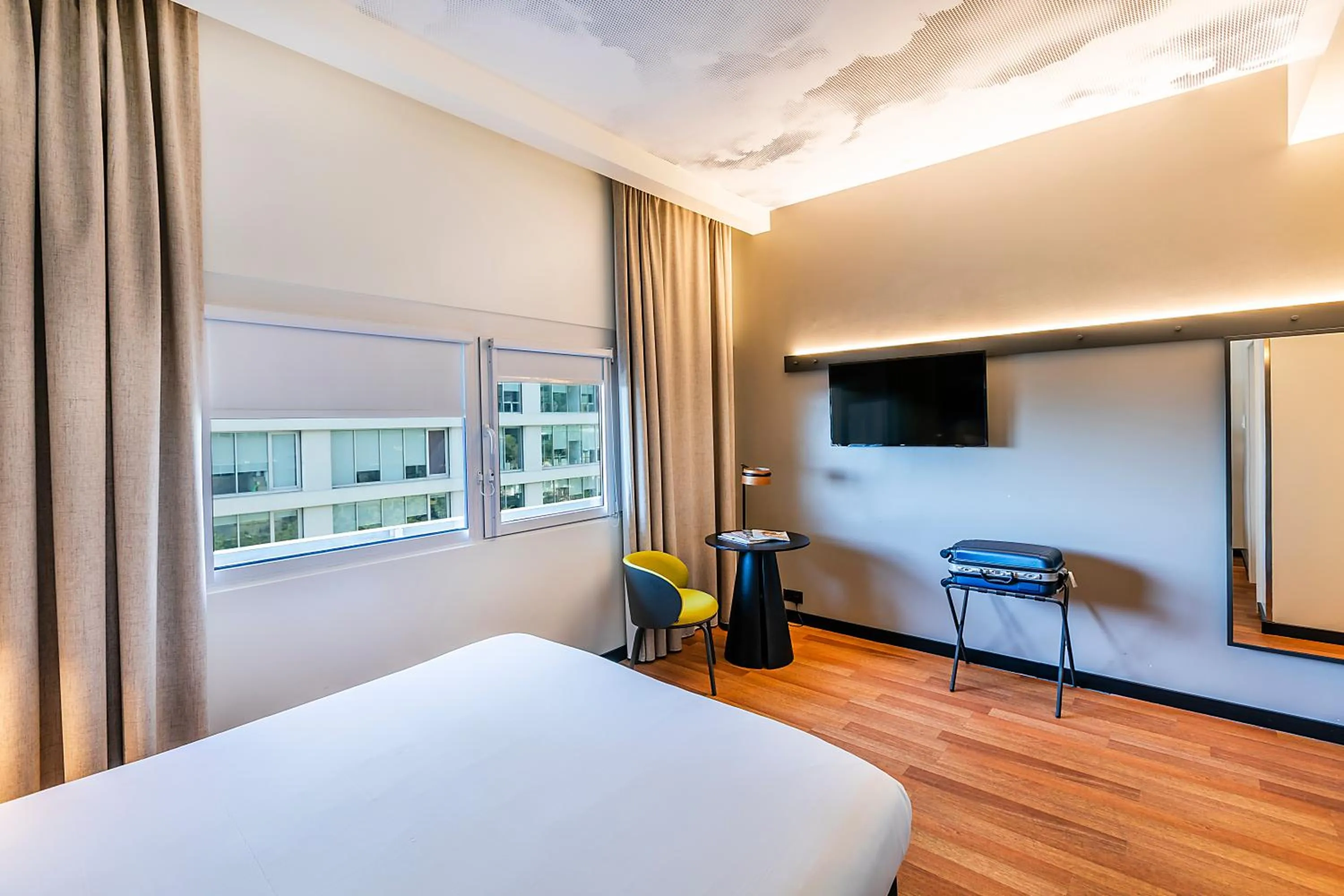 Facility for disabled guests, Bed in Hotel Ibis Lisboa Parque das Nações