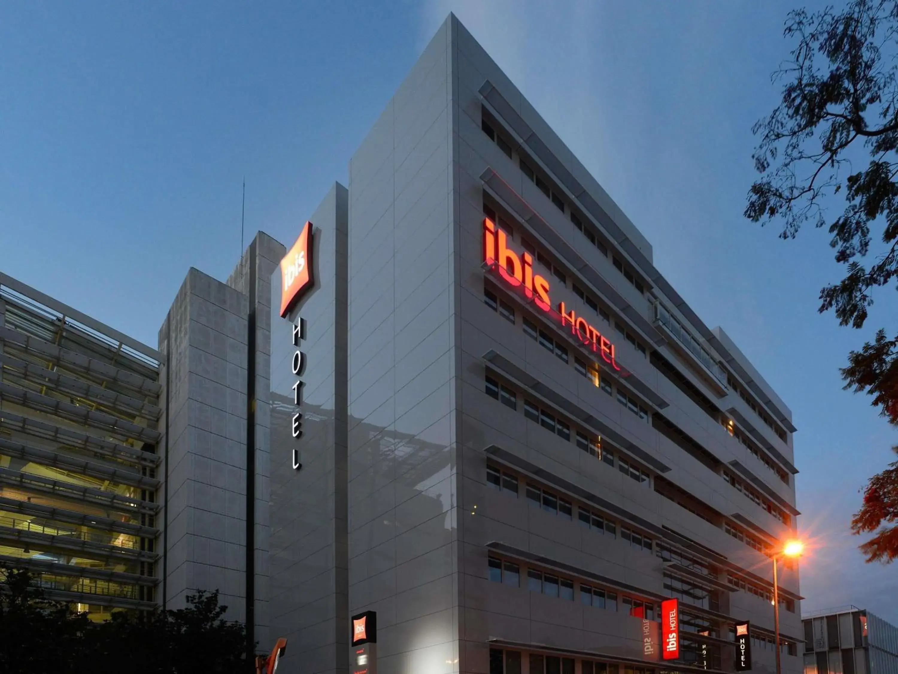 Property building in Hotel Ibis Lisboa Parque das Nações Property building in Hotel Ibis Lisboa Parque das Nações