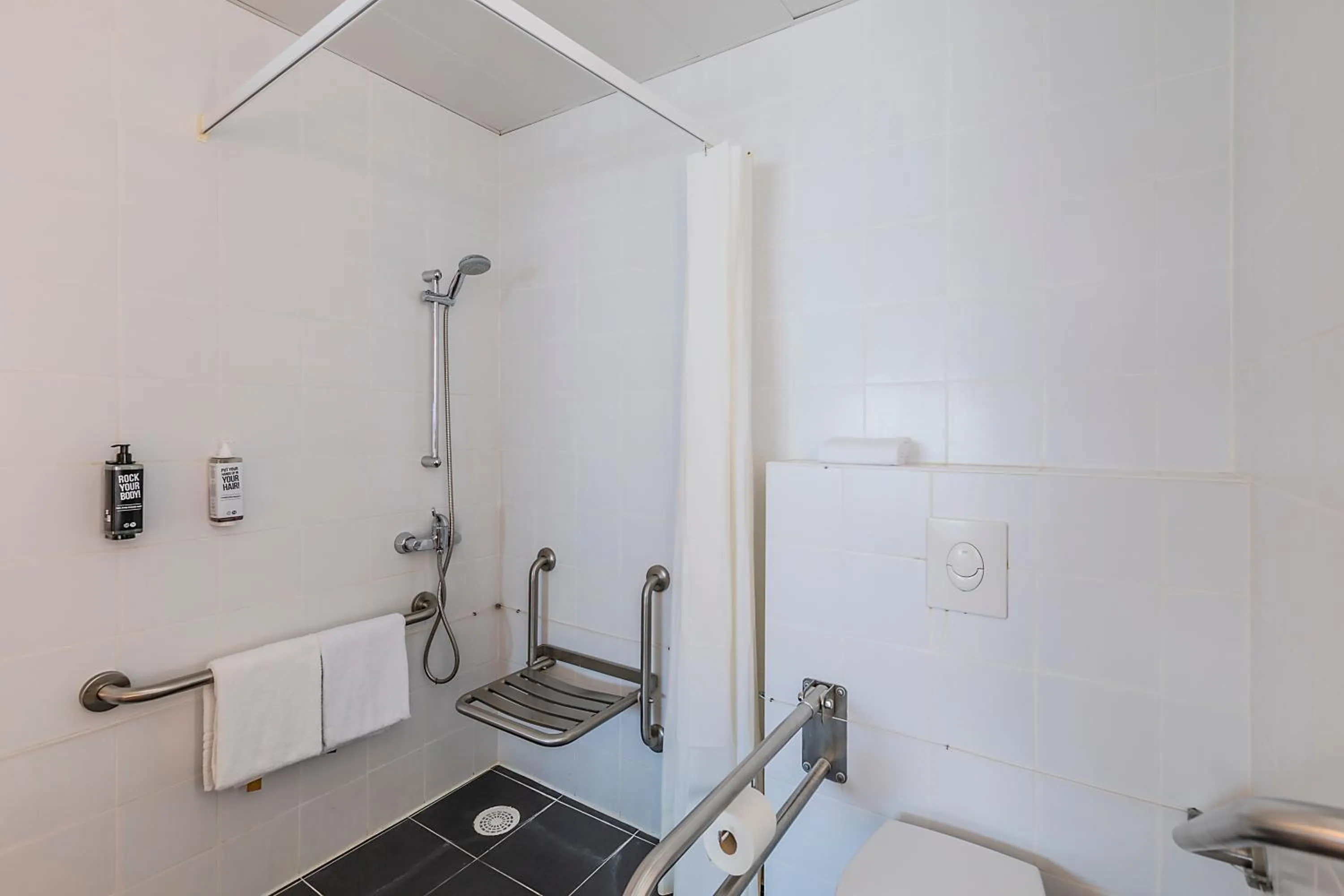 Bathroom in Hotel Ibis Lisboa Parque das Nações