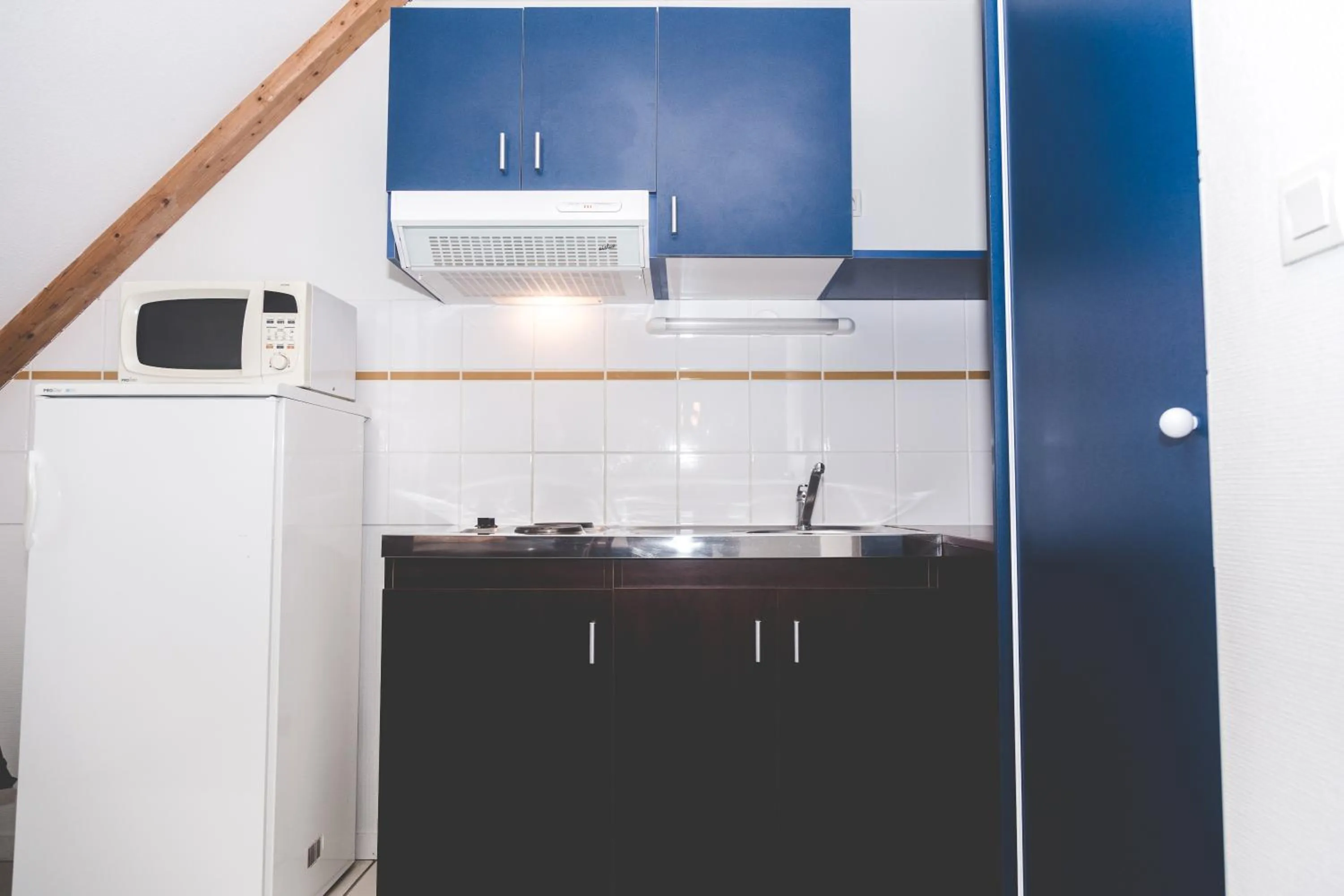 Kitchen or kitchenette in Terres de France - Appart'Hôtel La Roche-Posay