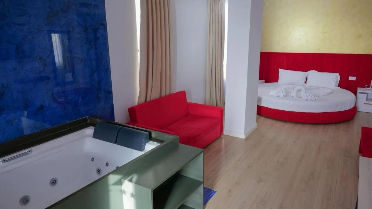 Hot Tub, Bed in Hotel Alion