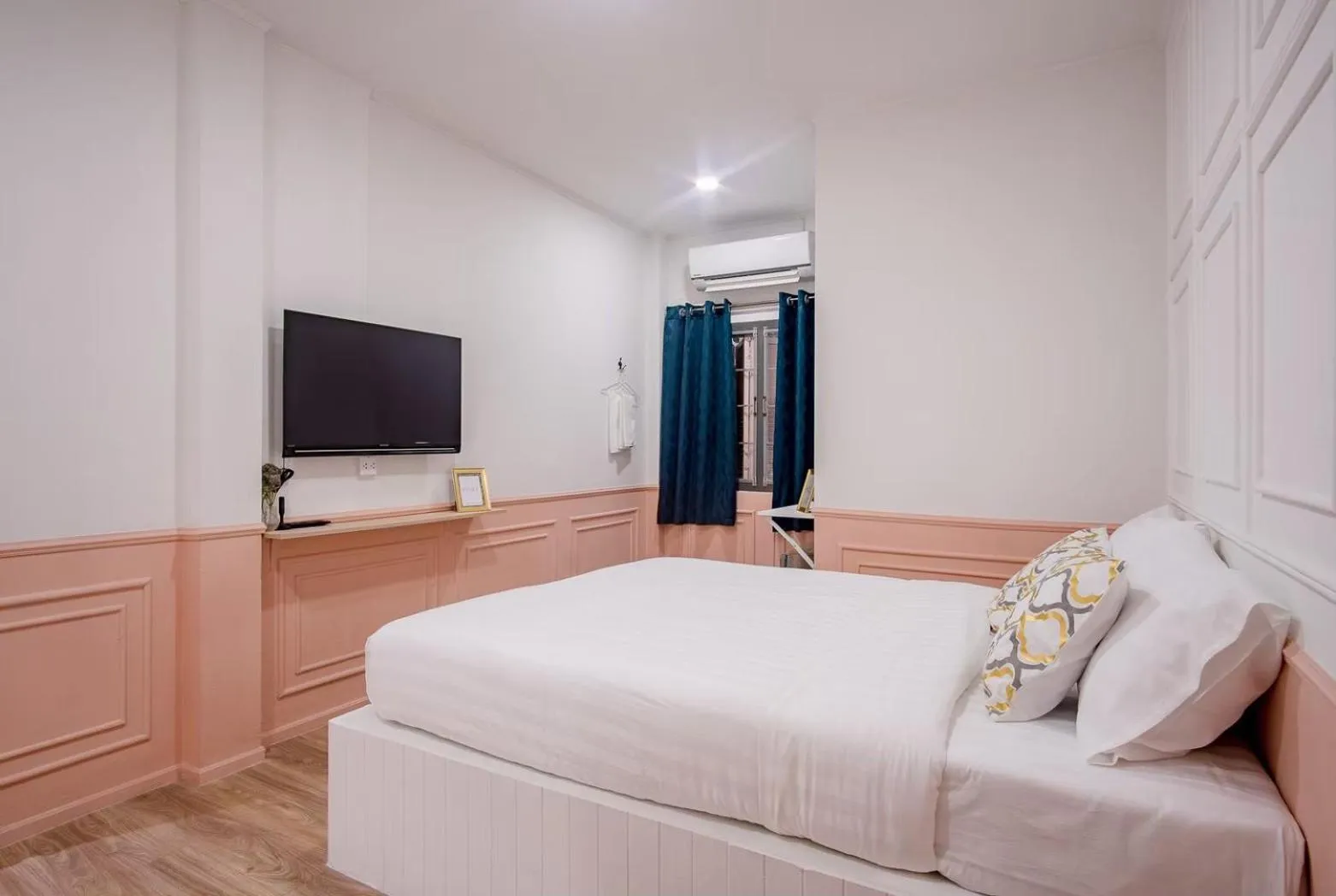 Communal lounge/ TV room, Bed in Isara Boutique Hotel and Cafe