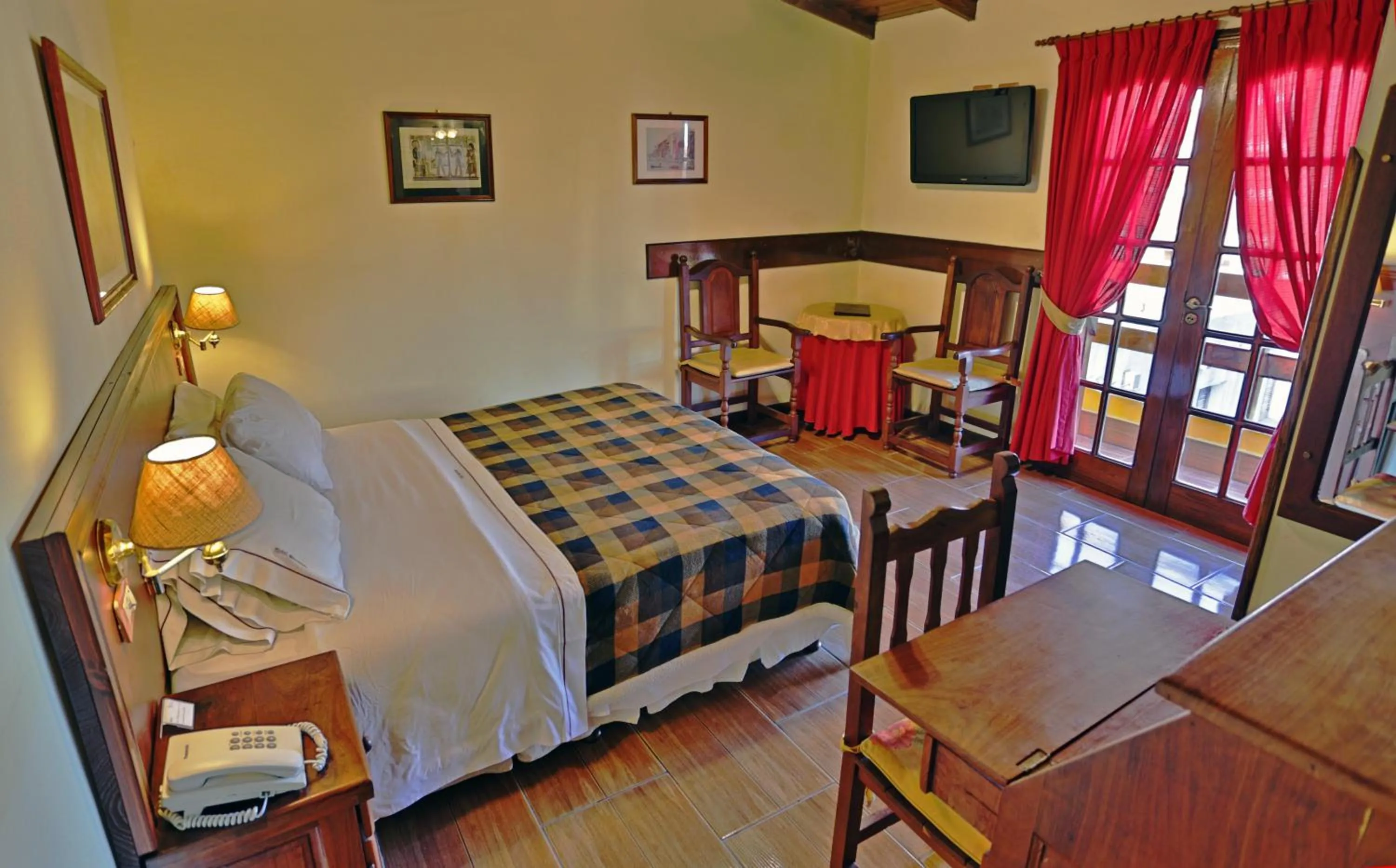 Photo of the whole room, Bed in Hosteria Sirenuse