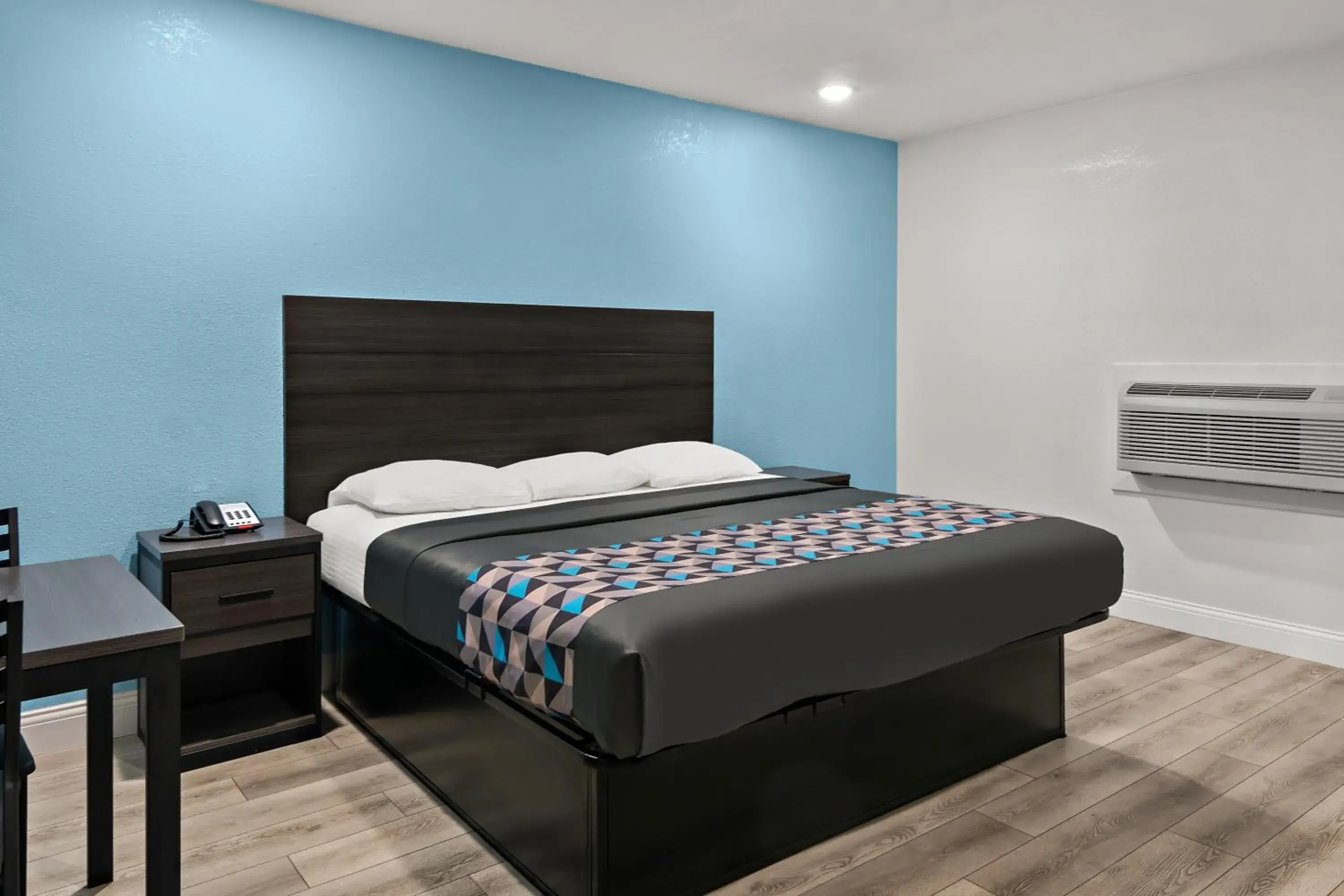 Bed in Rodeway Inn Bed in Rodeway Inn