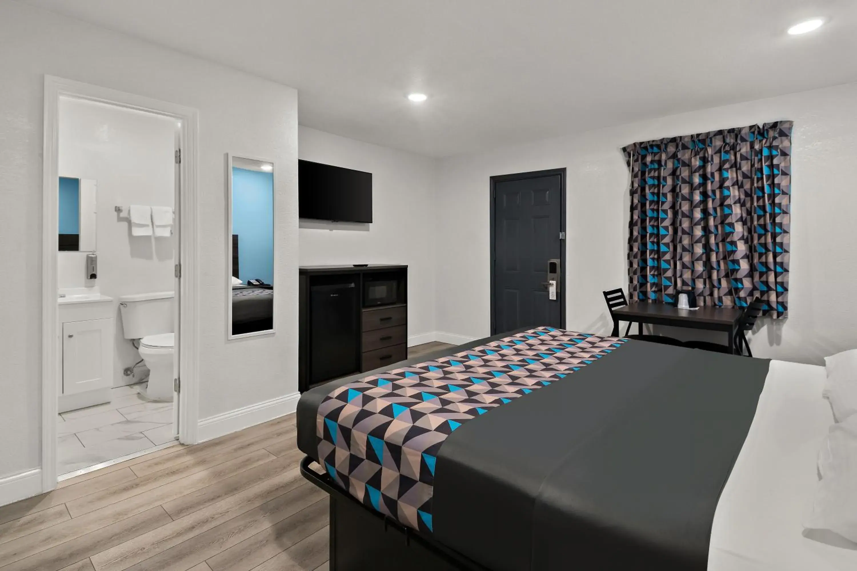 Bed in Rodeway Inn Bed in Rodeway Inn