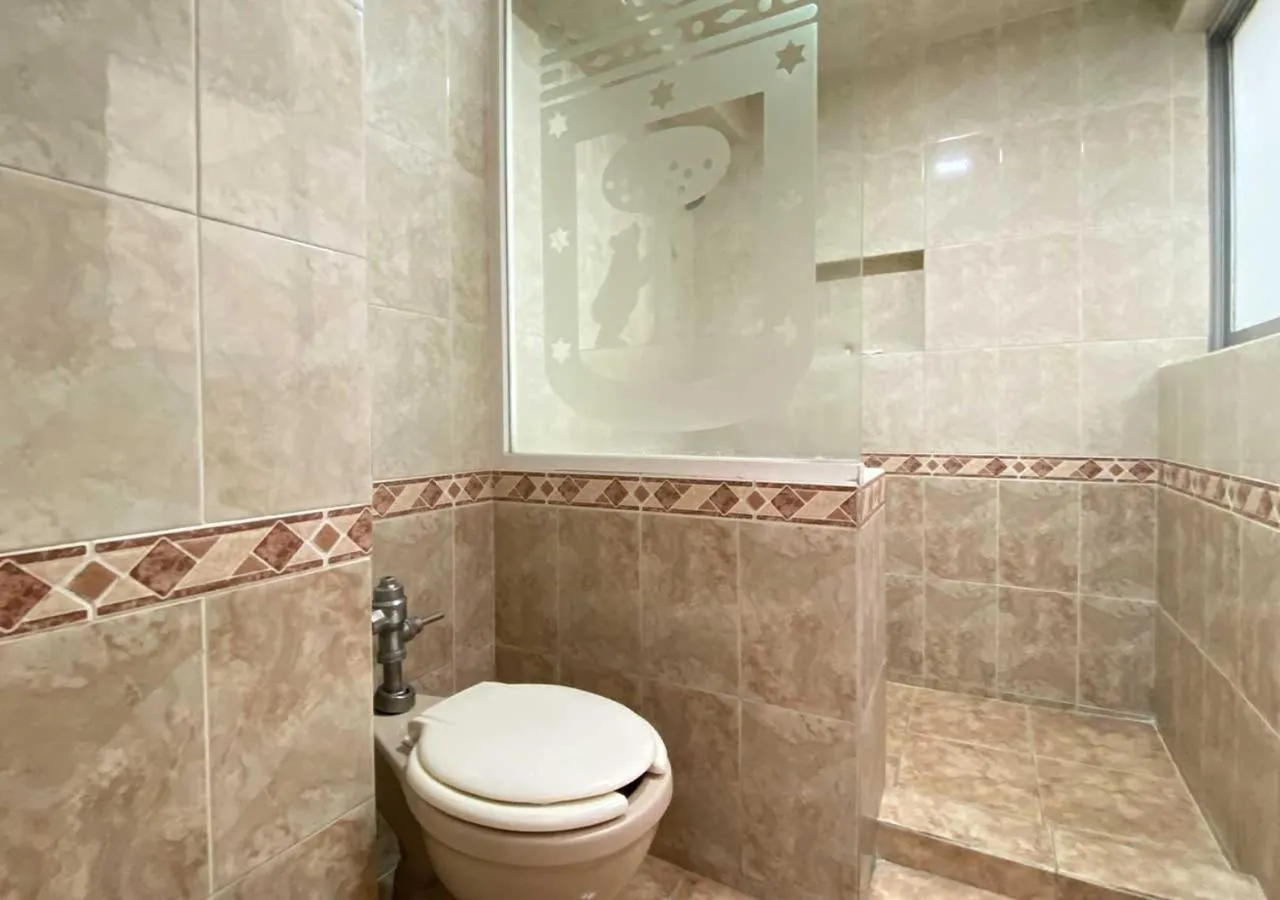 Toilet in Hotel Villa de Madrid