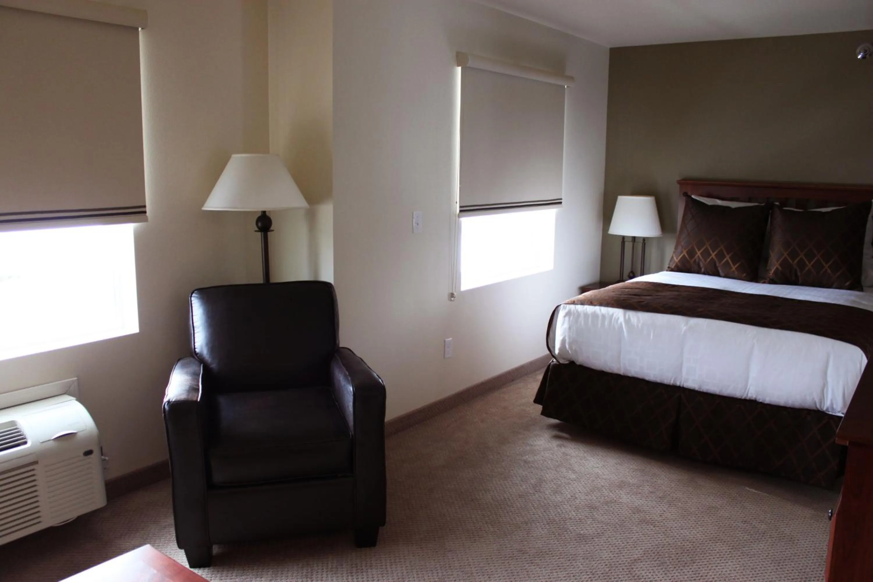 Photo of the whole room, Bed in Extended Stay Americas Suites - Minot