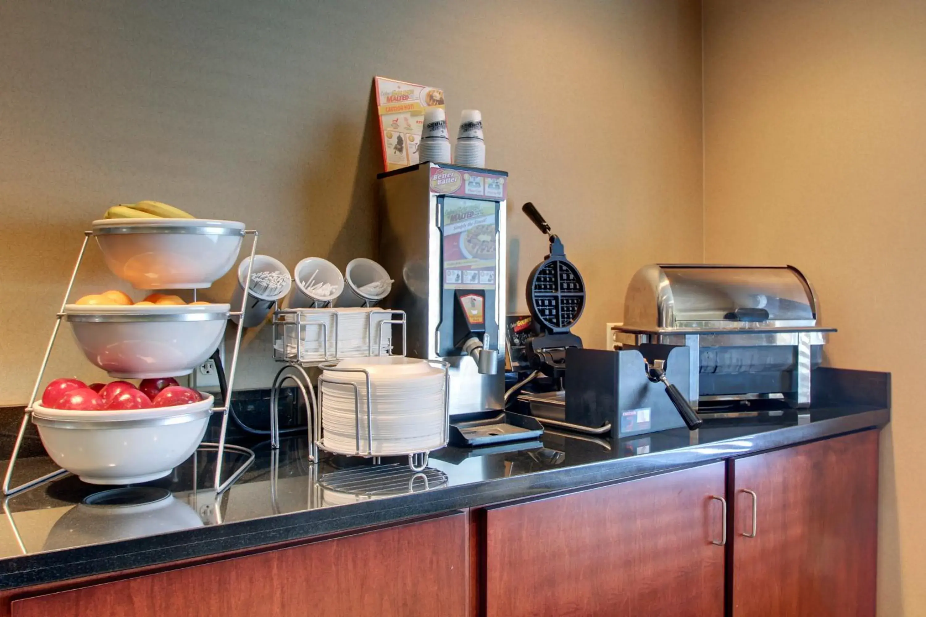 Breakfast in Cobblestone Inn & Suites - Harvey Breakfast in Cobblestone Inn & Suites - Harvey