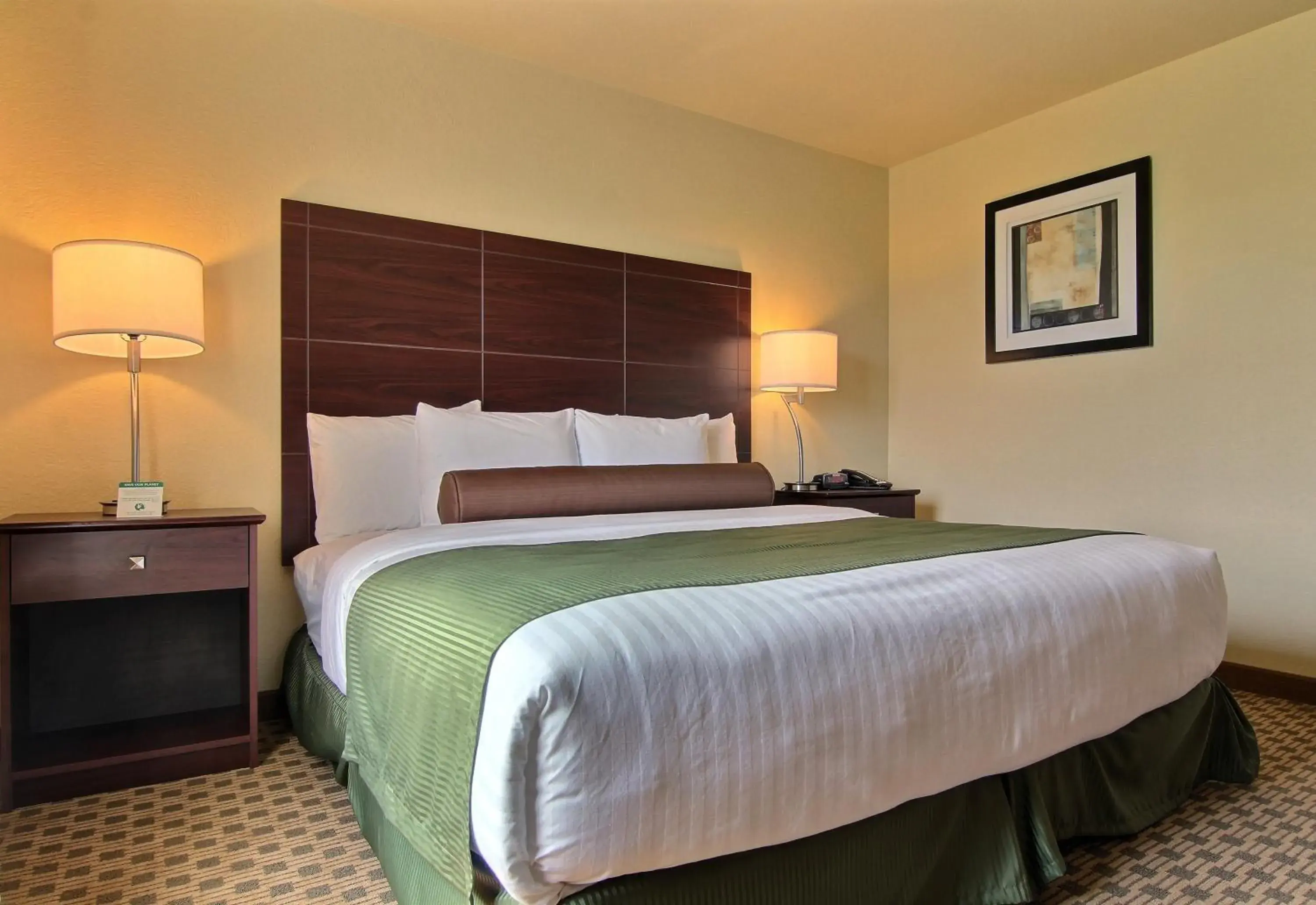 Bedroom, Bed in Cobblestone Inn & Suites - Harvey Bedroom, Bed in Cobblestone Inn & Suites - Harvey
