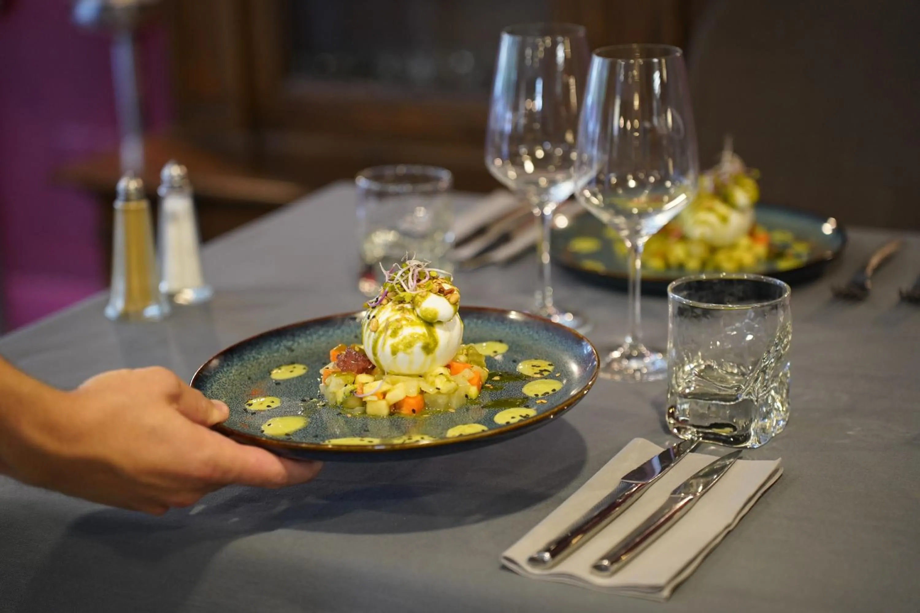 Restaurant/places to eat in Le Pré Saint Germain