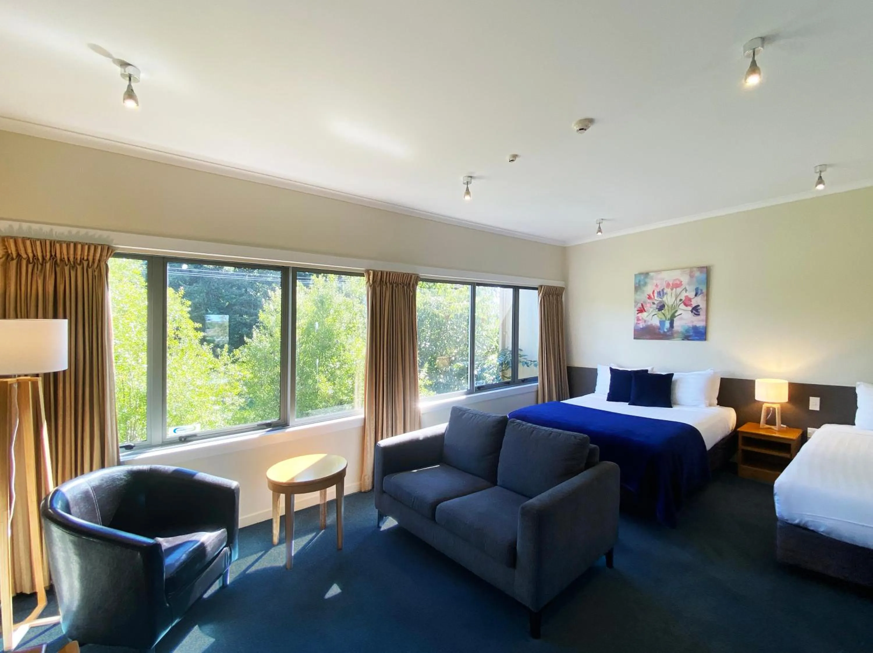 Seating area, Bed in Saxton Lodge