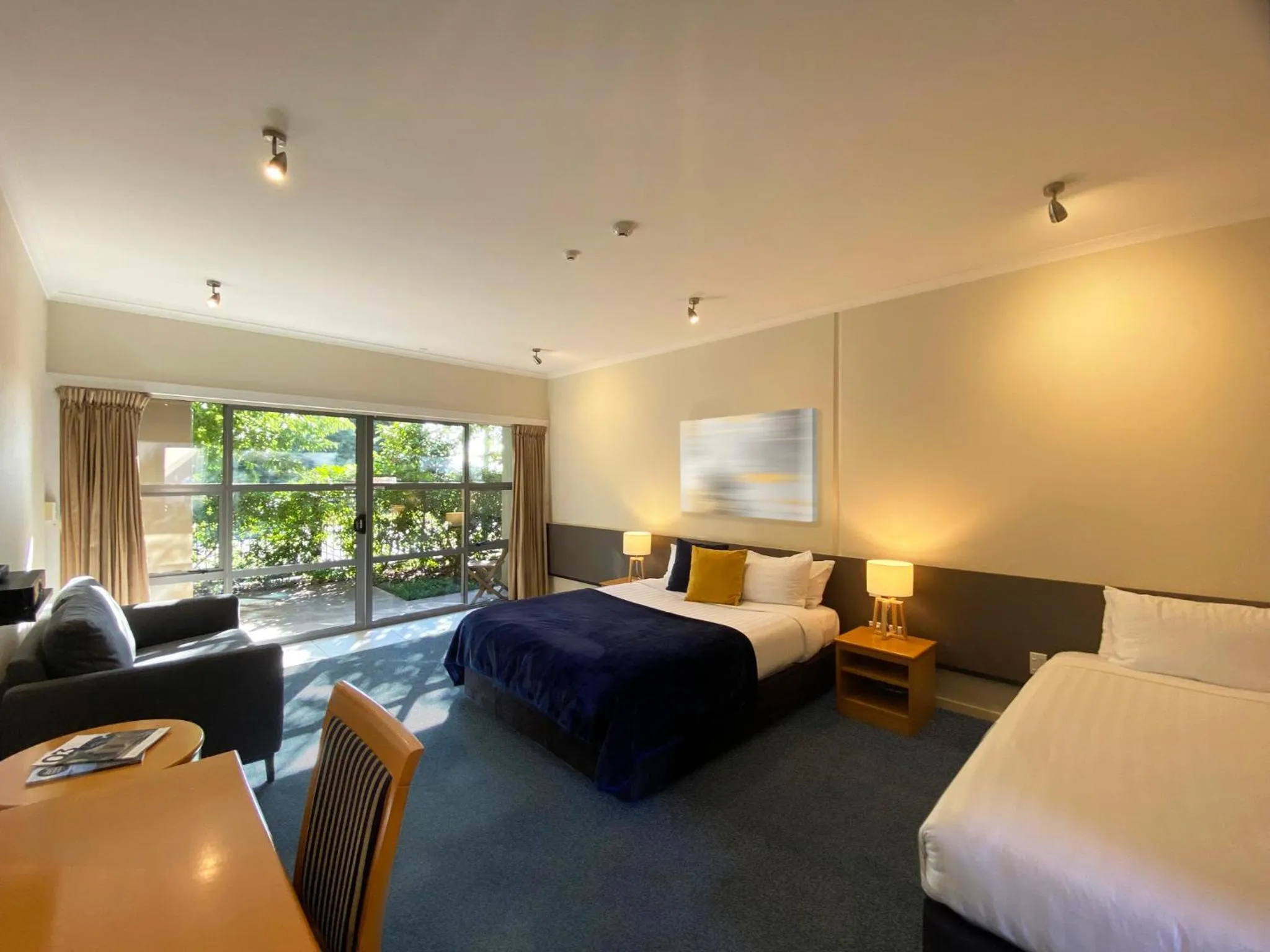 Photo of the whole room, Bed in Saxton Lodge