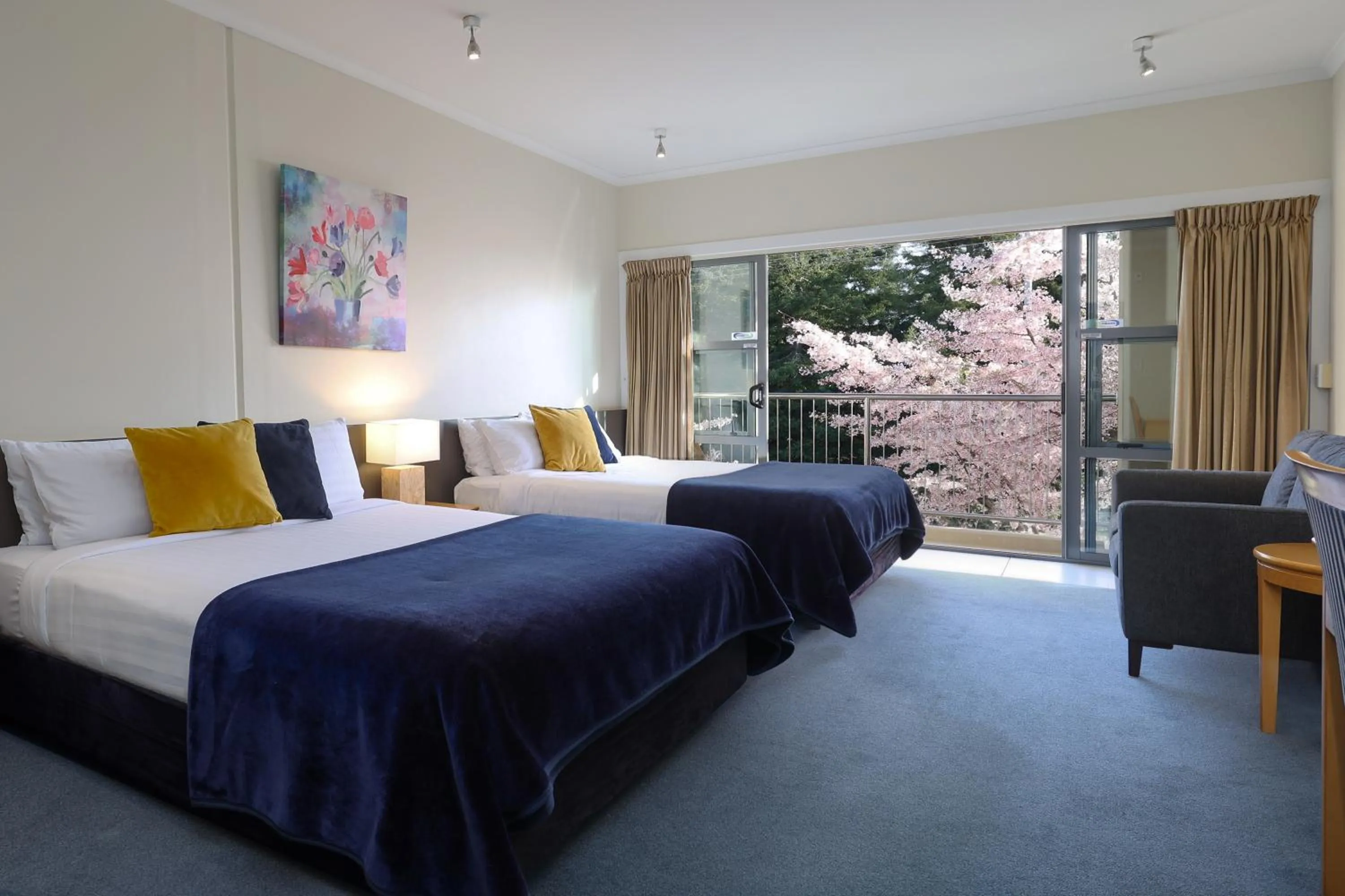 Photo of the whole room, Bed in Saxton Lodge