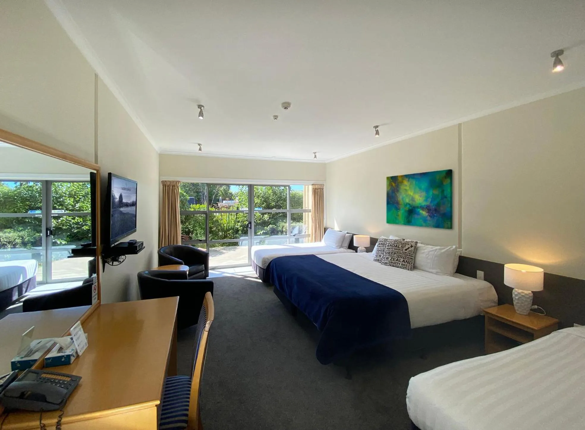 Living room, Bed in Saxton Lodge