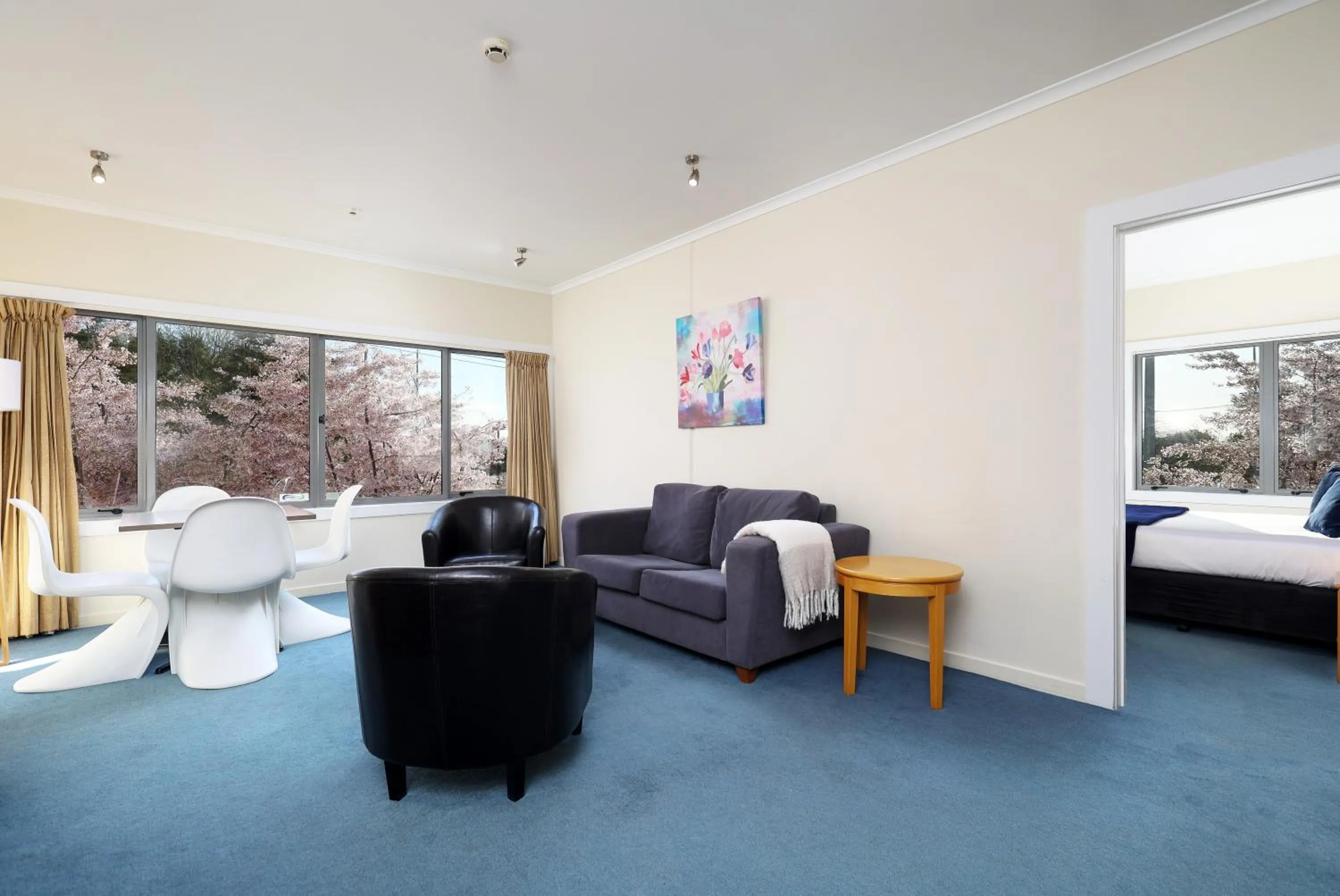 Seating area, Bed in Saxton Lodge