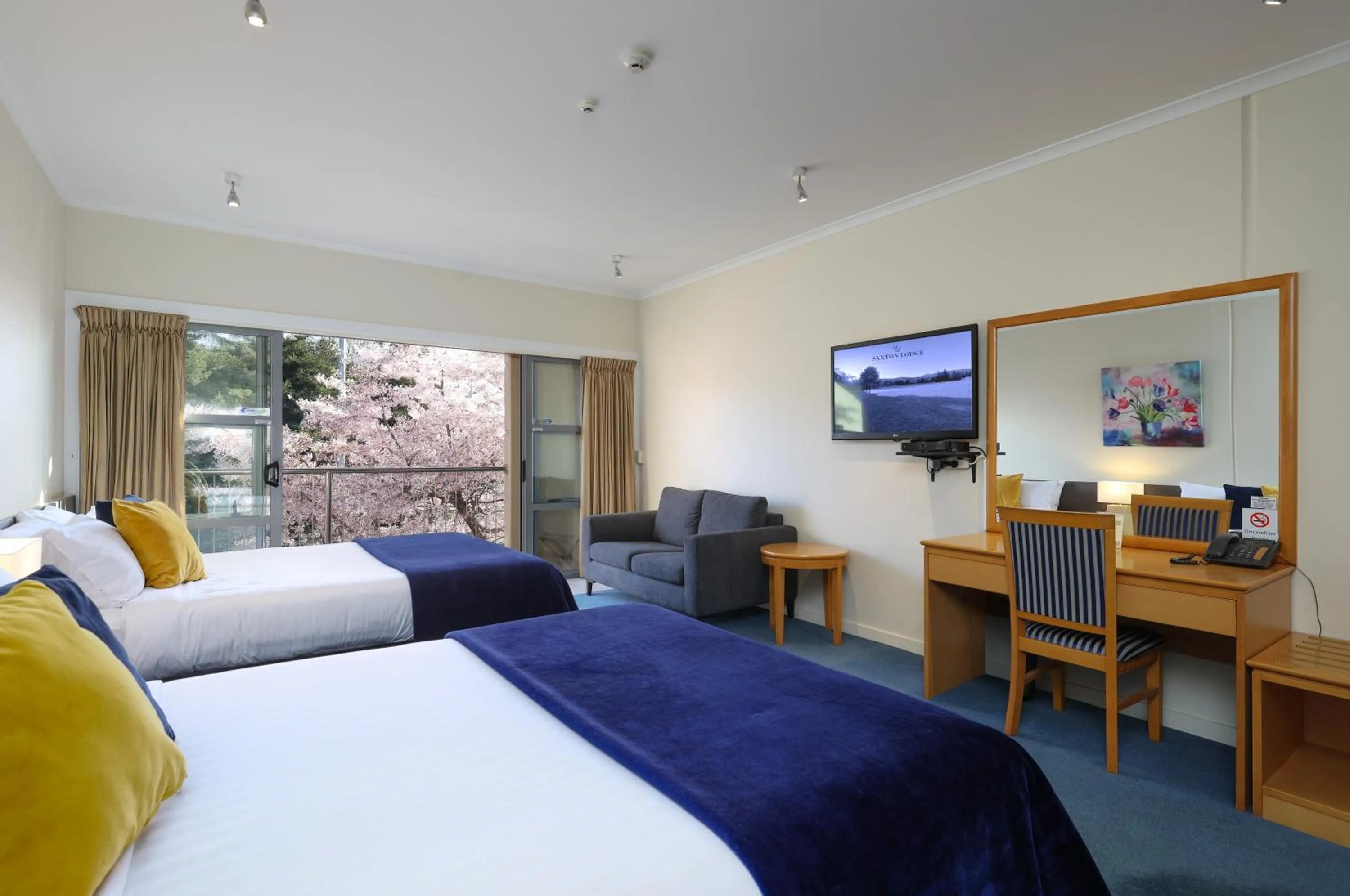 Photo of the whole room, Bed in Saxton Lodge