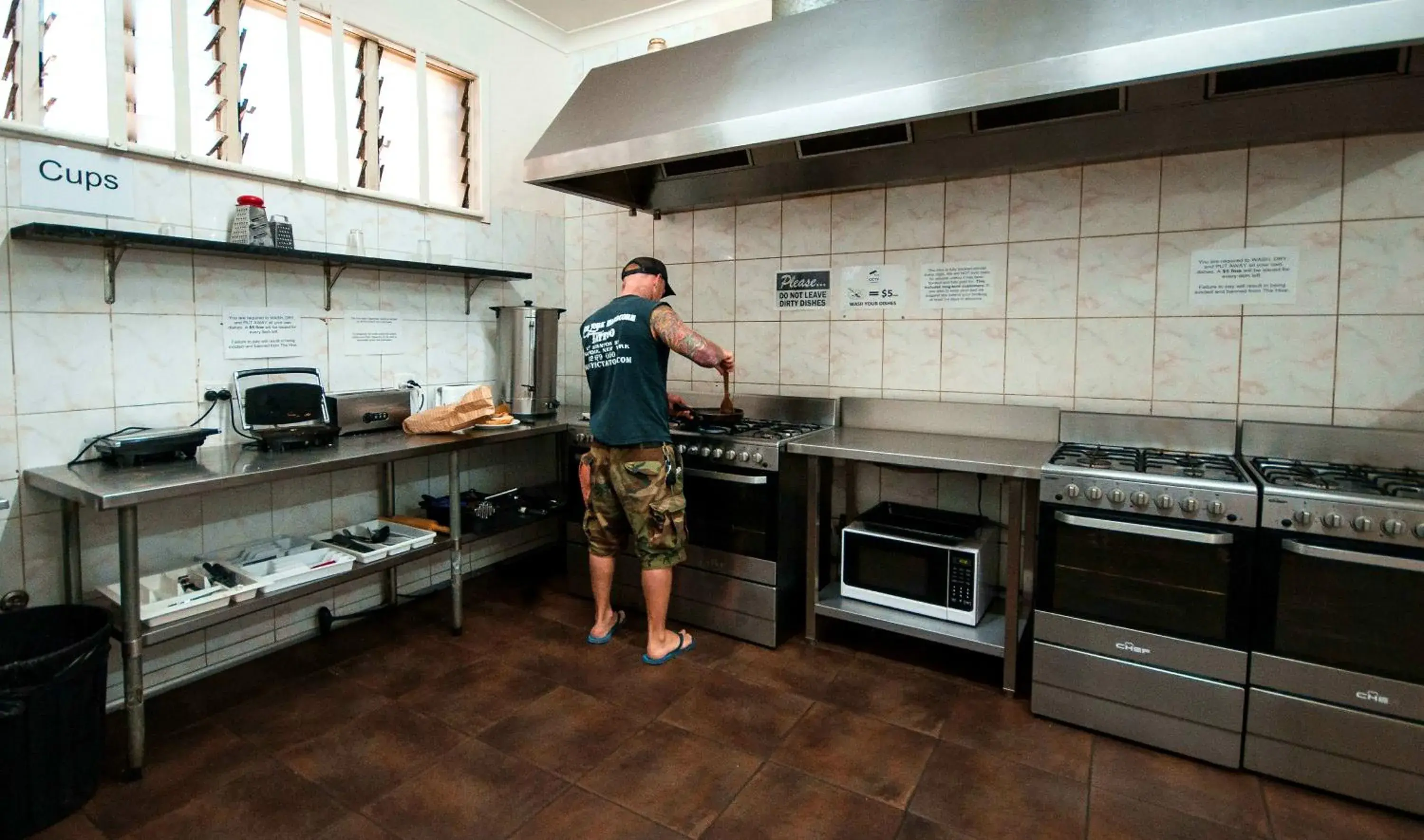 Communal kitchen, Kitchen/Kitchenette in The Hive Hostel