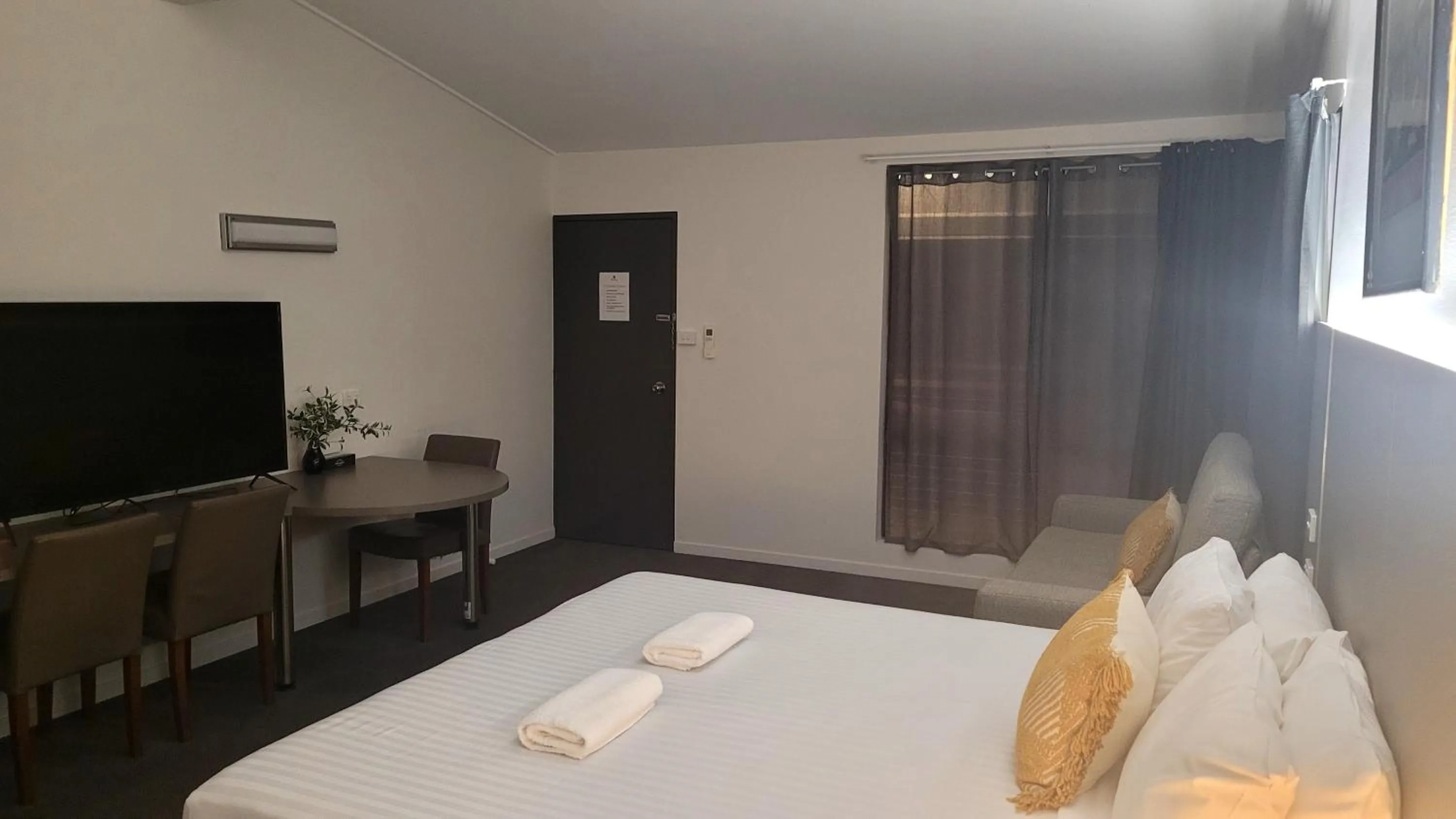 Bed in Fern Bay Motel