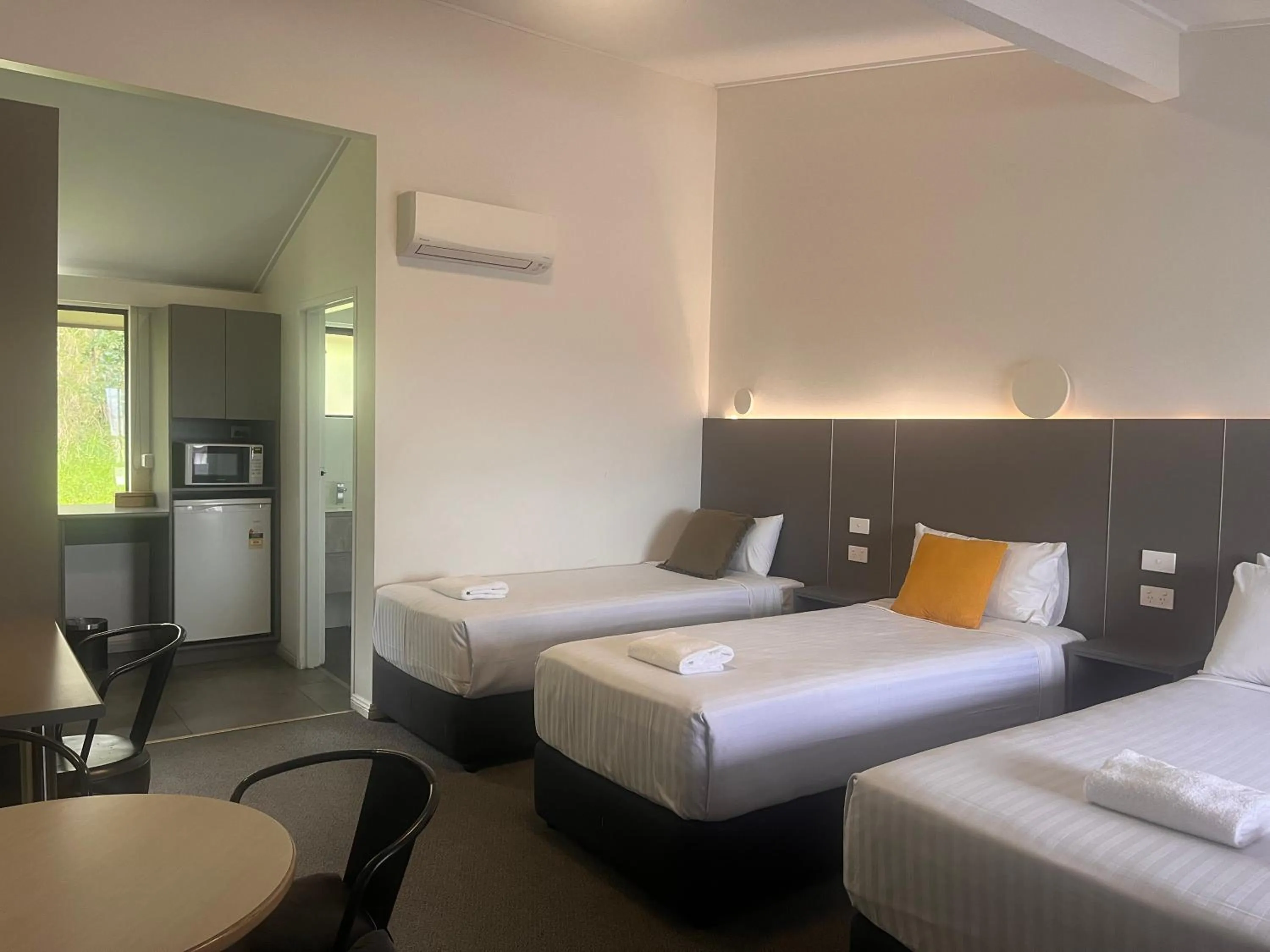 Bed in Fern Bay Motel