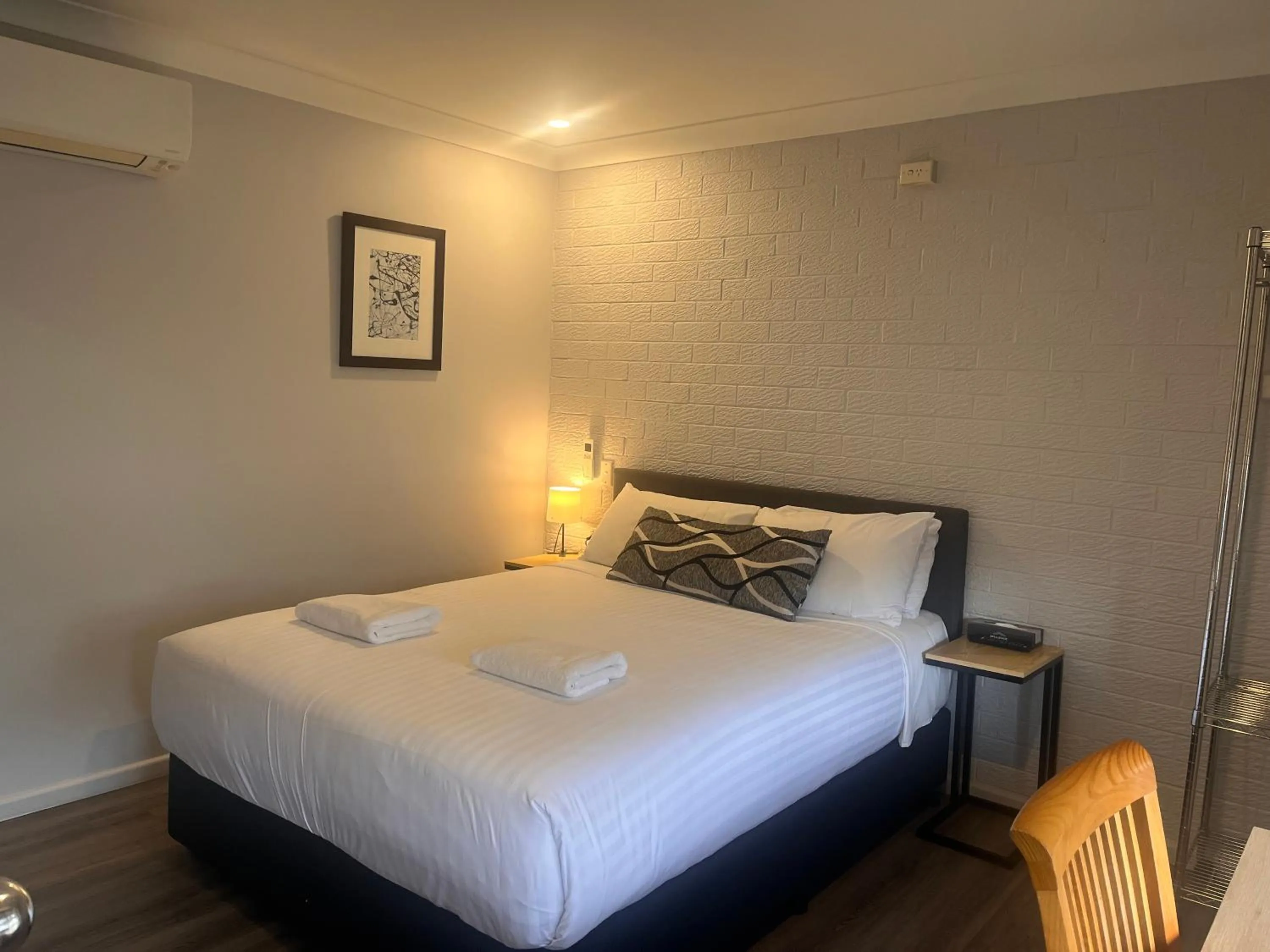 Bed in Fern Bay Motel