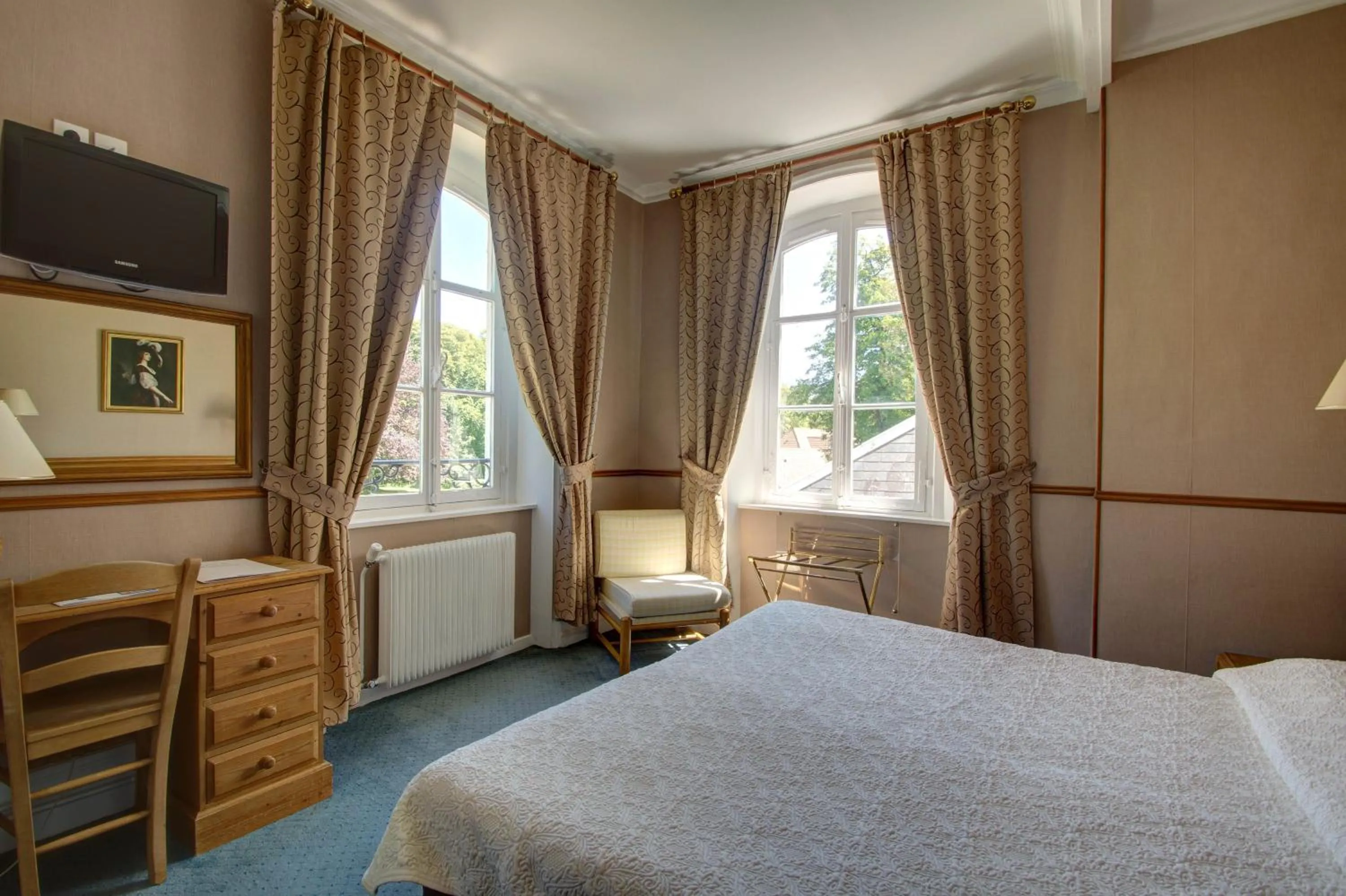Bedroom, Bed in Hôtel Château Cléry