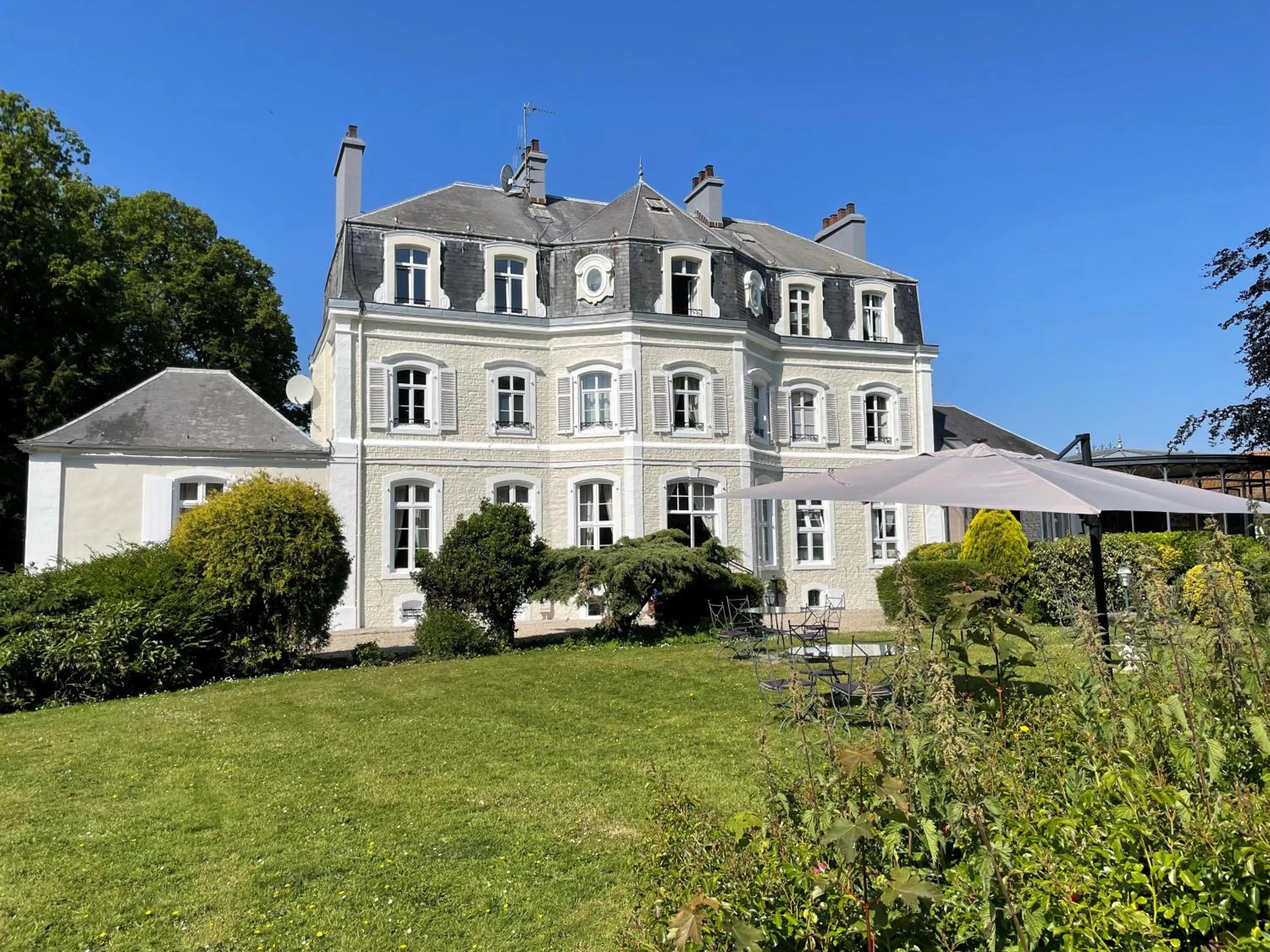 Property building in Hôtel Château Cléry