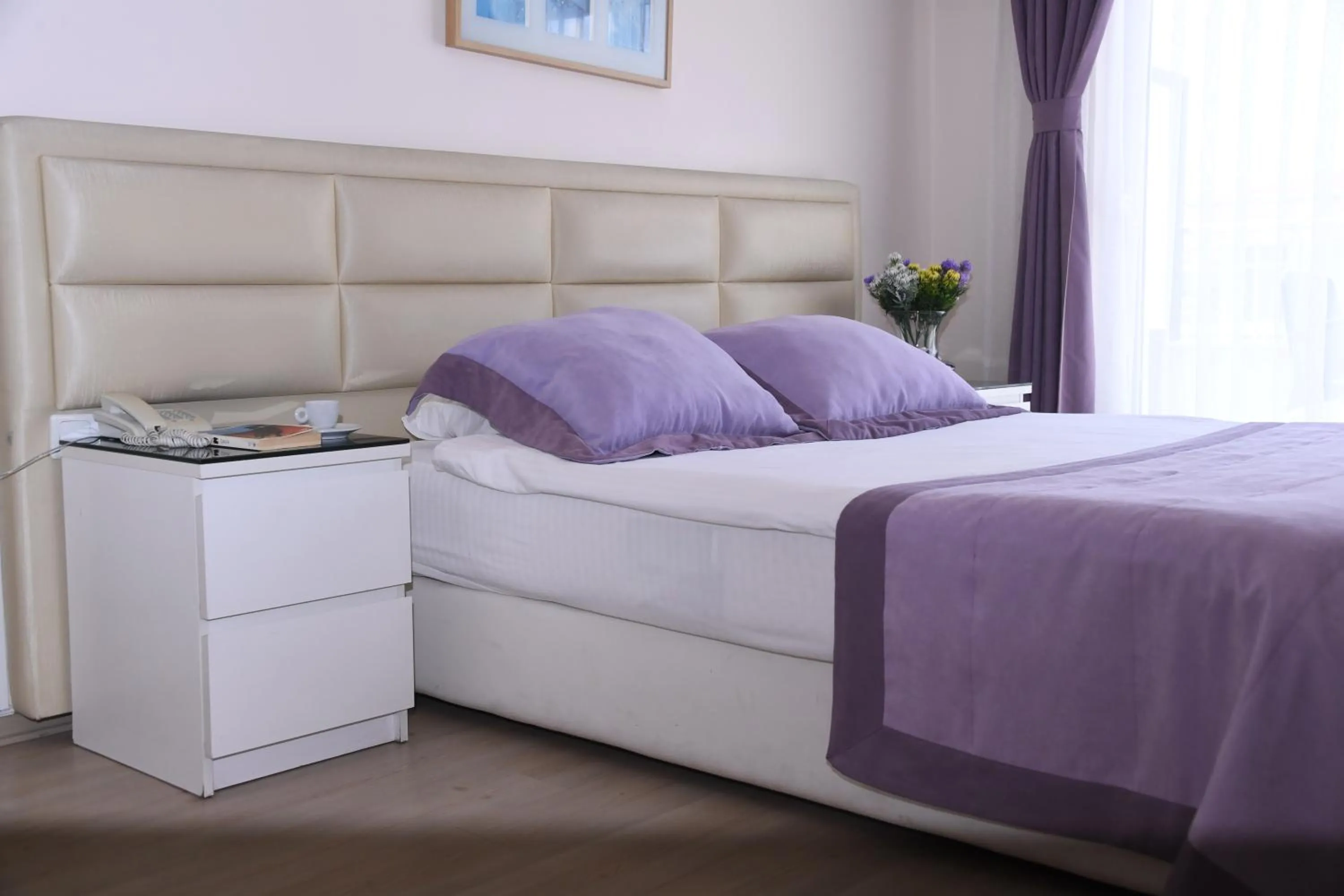 Bedroom, Bed in A Hotels & Suite