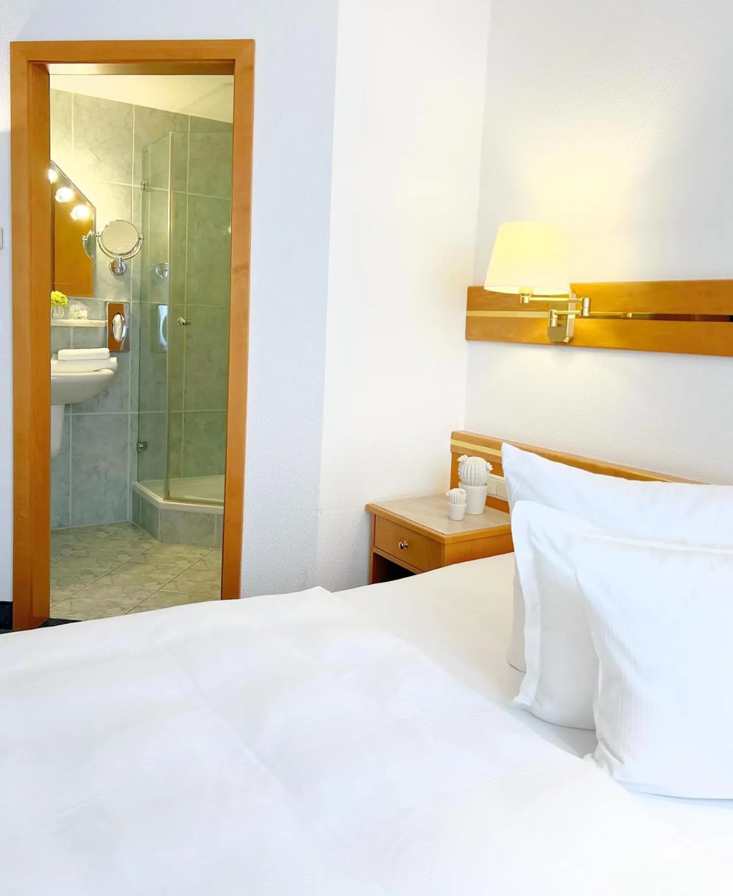 Shower, Bed in Greifensteiner Hof