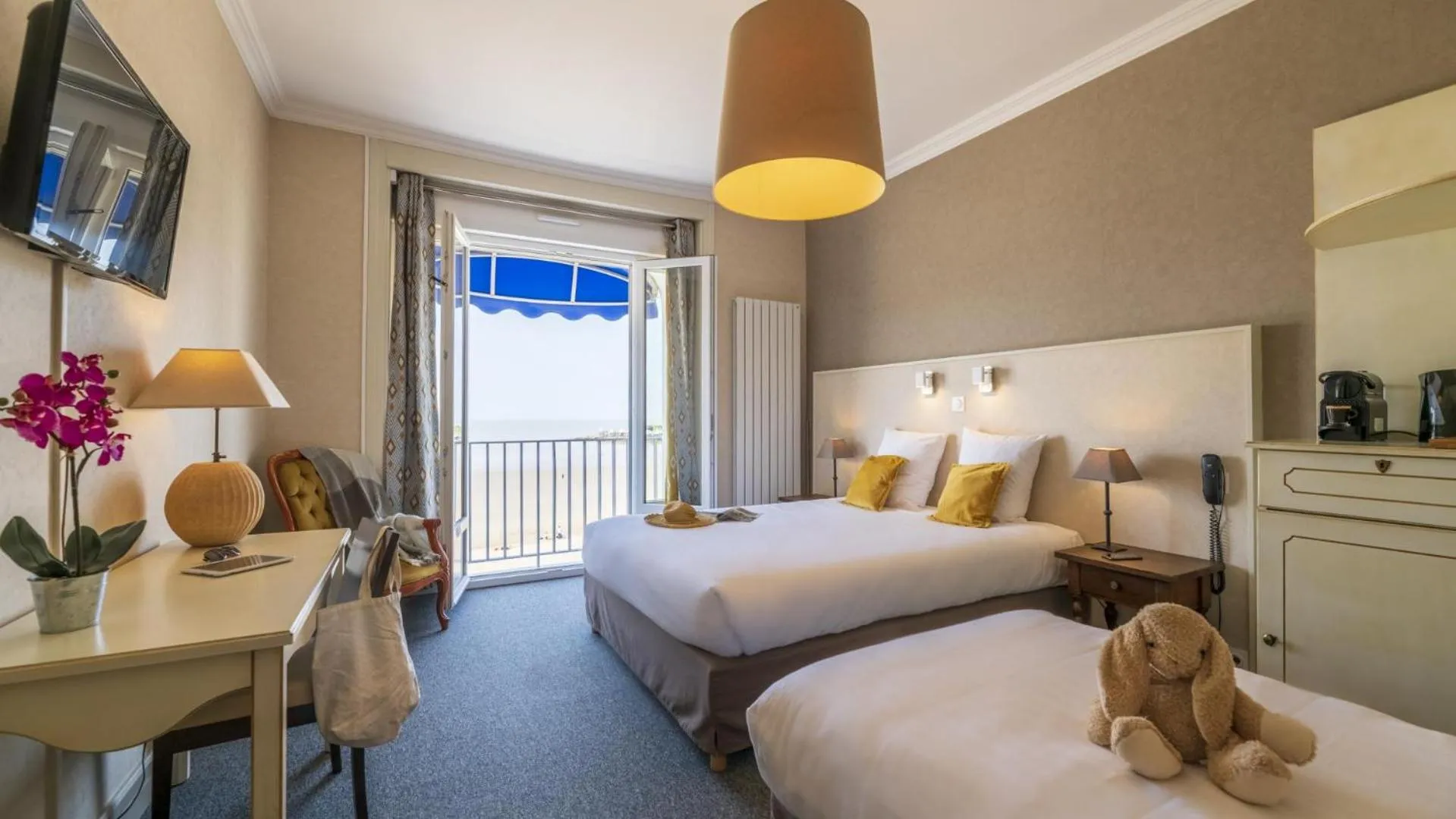 Photo of the whole room, Bed in CERISE Royan - Le Grand Hôtel de la Plage