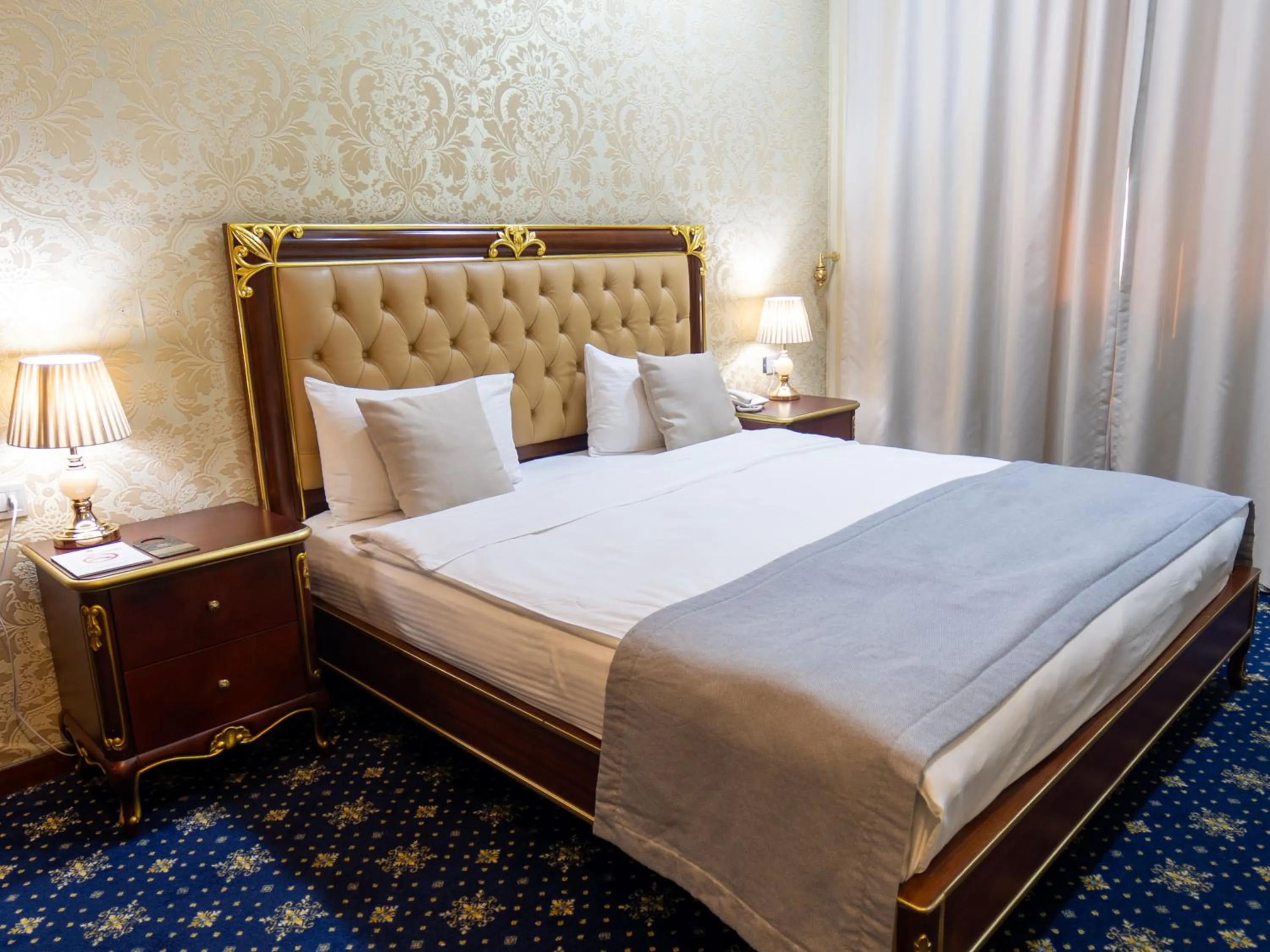 Bed in Shah Palace Luxury Museum Hotel