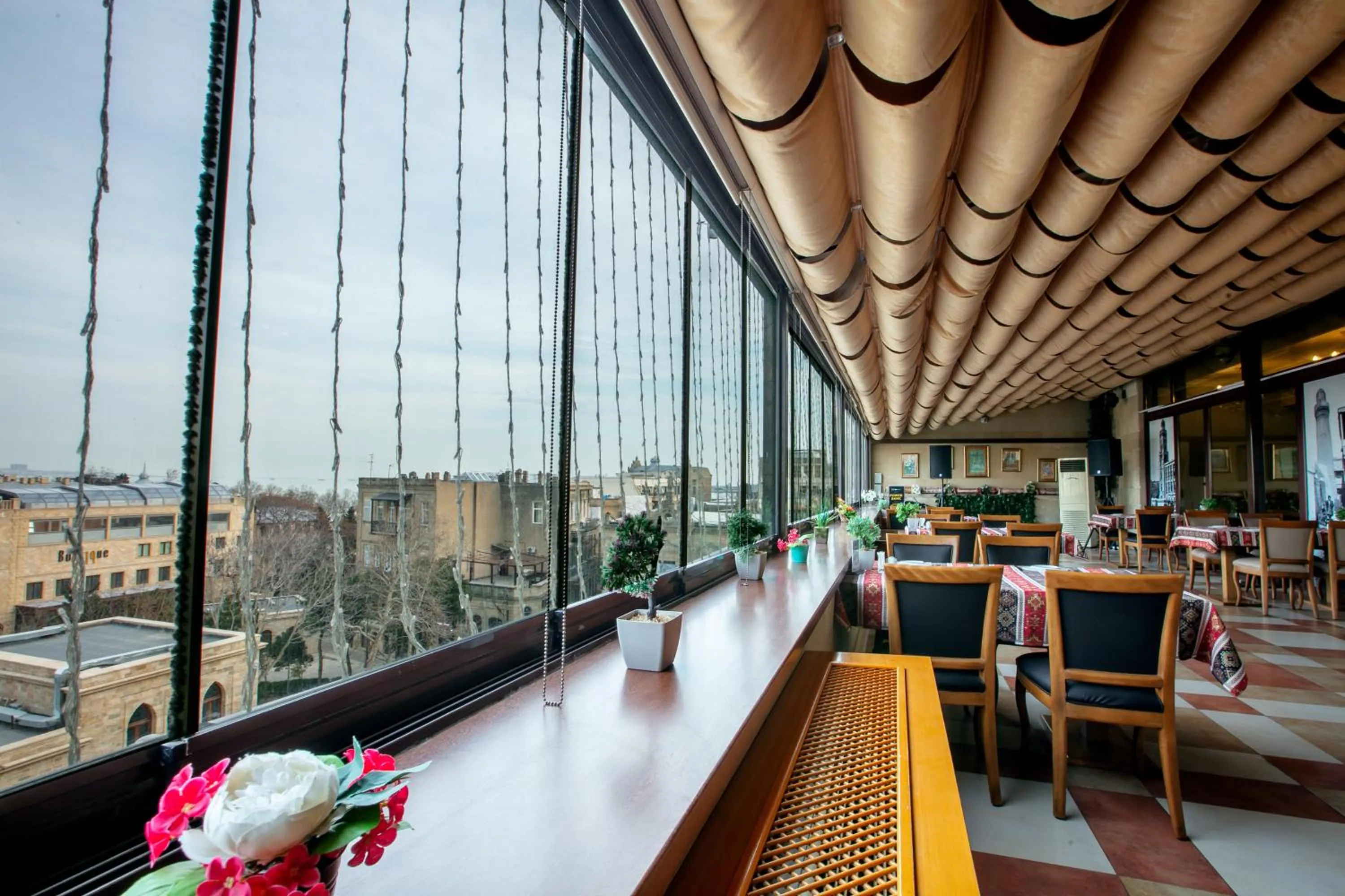 Restaurant/places to eat in Shah Palace Luxury Museum Hotel