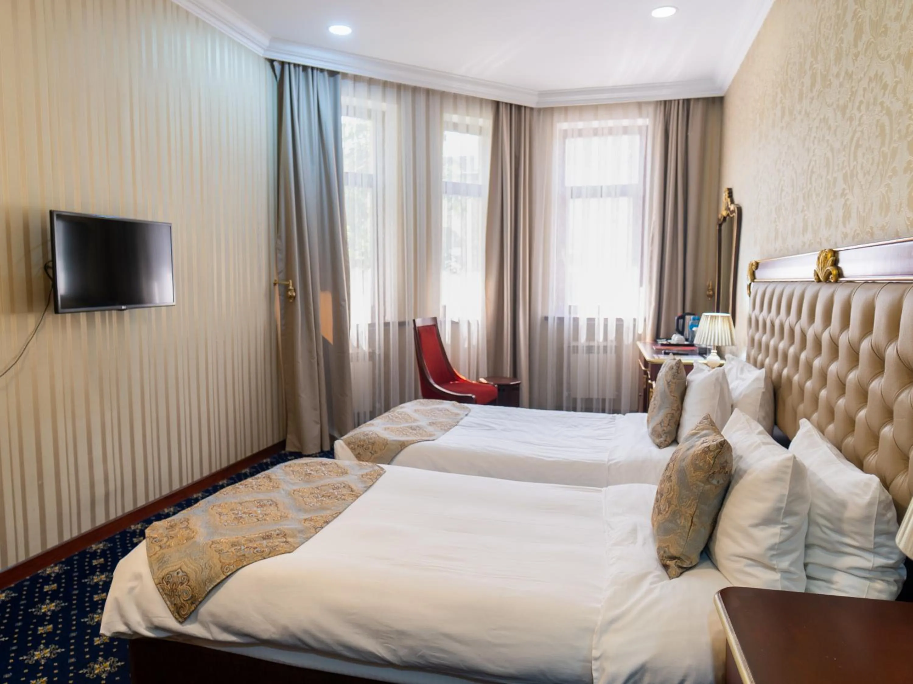 Photo of the whole room, Bed in Shah Palace Luxury Museum Hotel