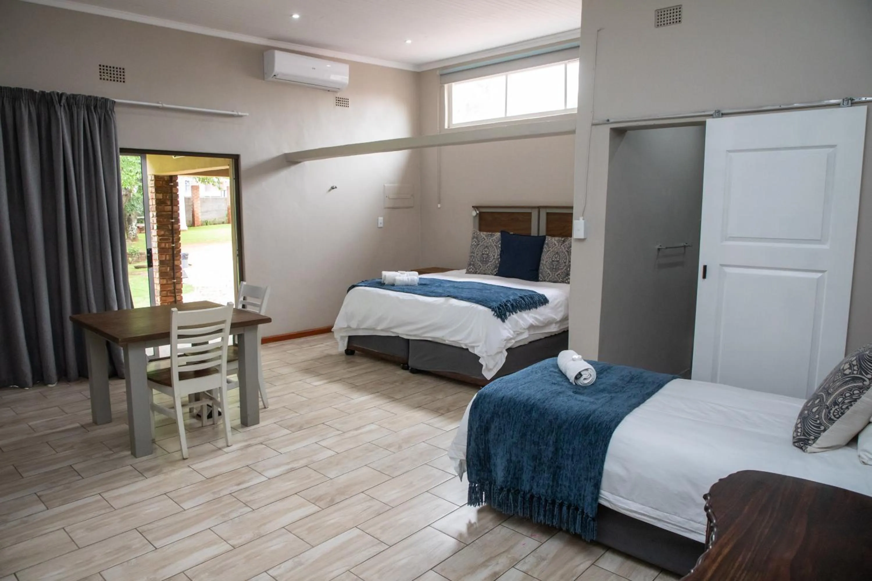 Photo of the whole room, Bed in Opstal Guestfarm