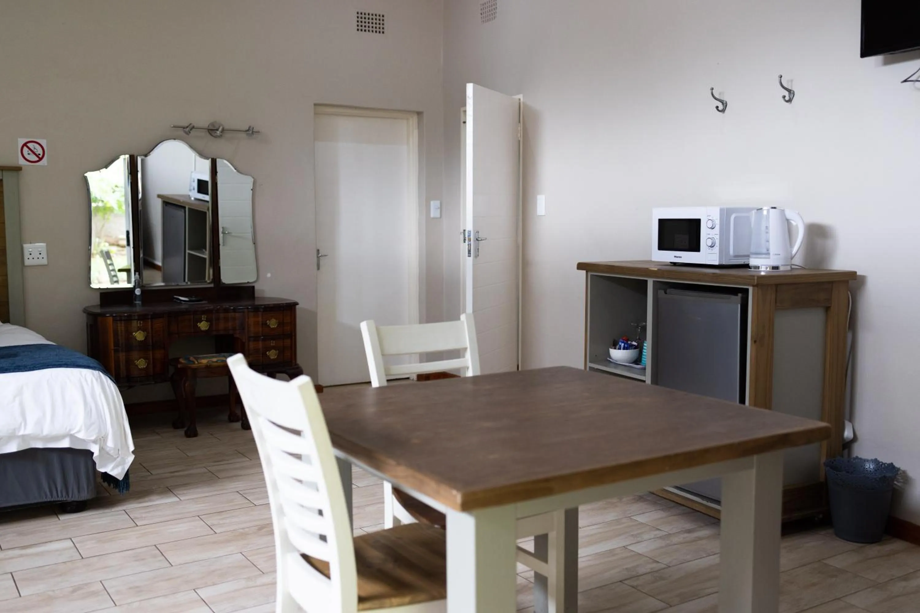 Kitchen or kitchenette, Bed in Opstal Guestfarm