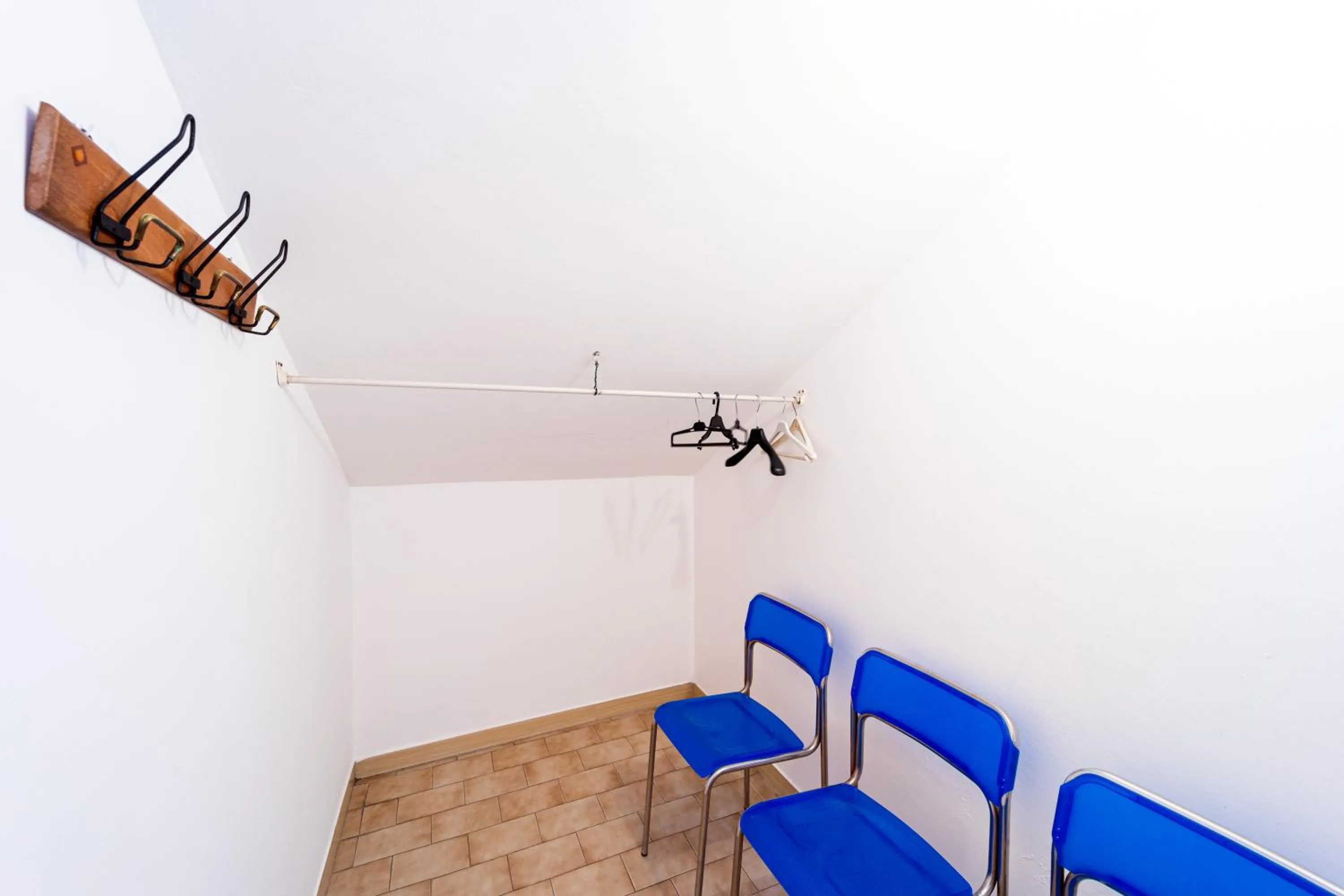 wardrobe in Loano Apartment Pool & Garden