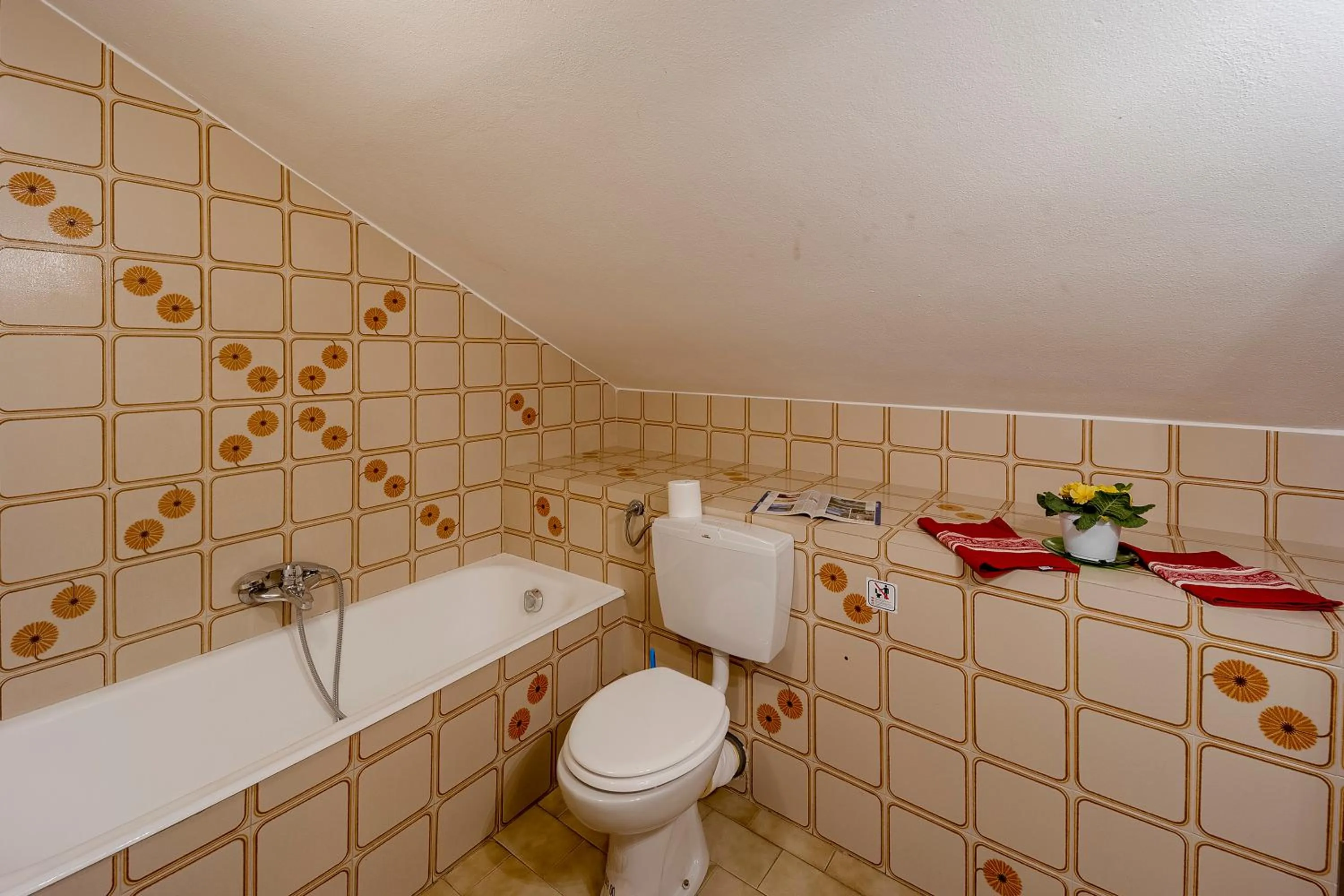 Toilet in Loano Apartment Pool & Garden