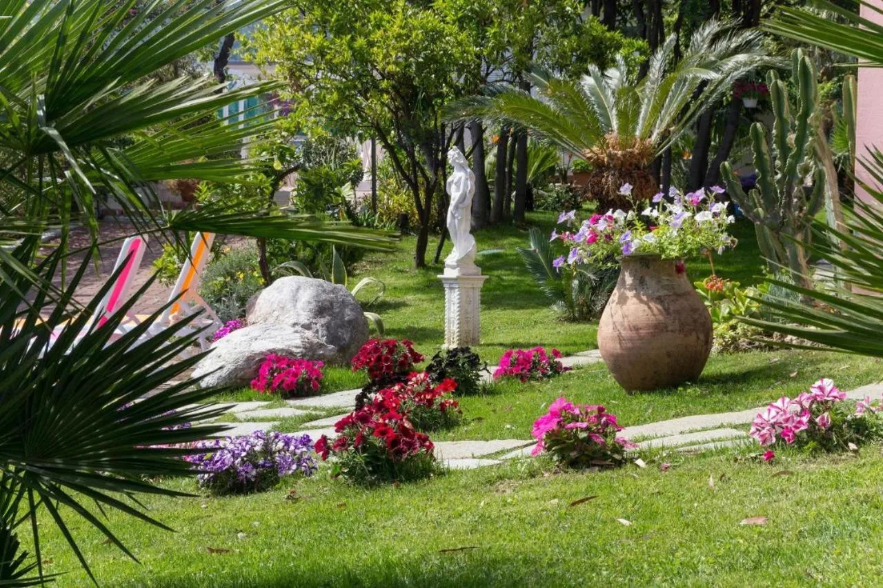 Garden in Loano Apartment Pool & Garden