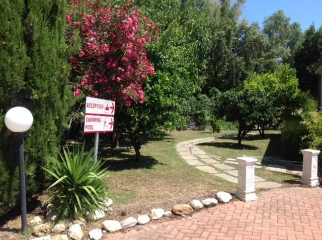 Garden in Loano Apartment Pool & Garden