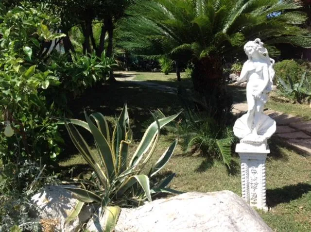 Garden in Loano Apartment Pool & Garden