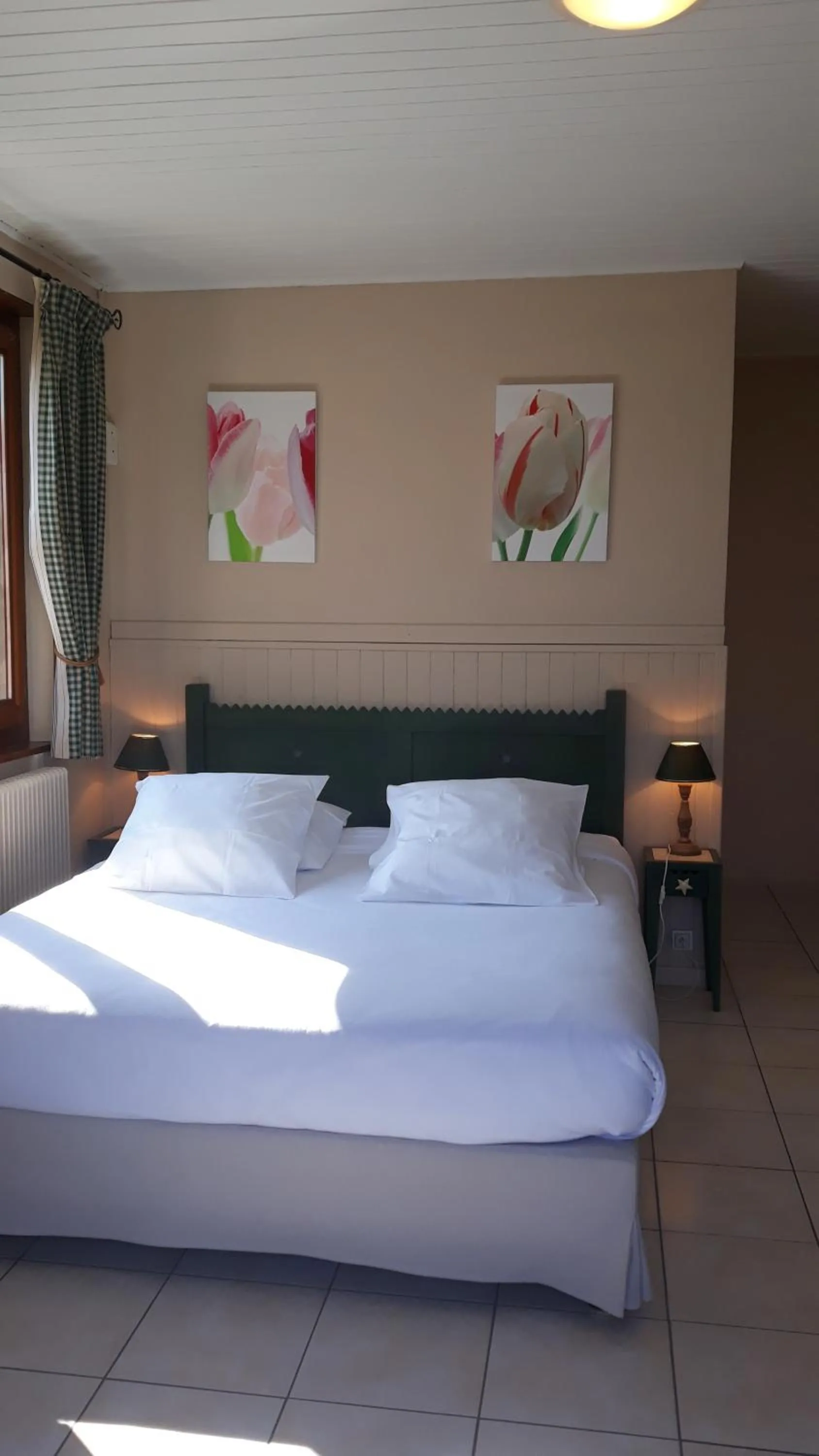 Photo of the whole room, Bed in L'Oasis