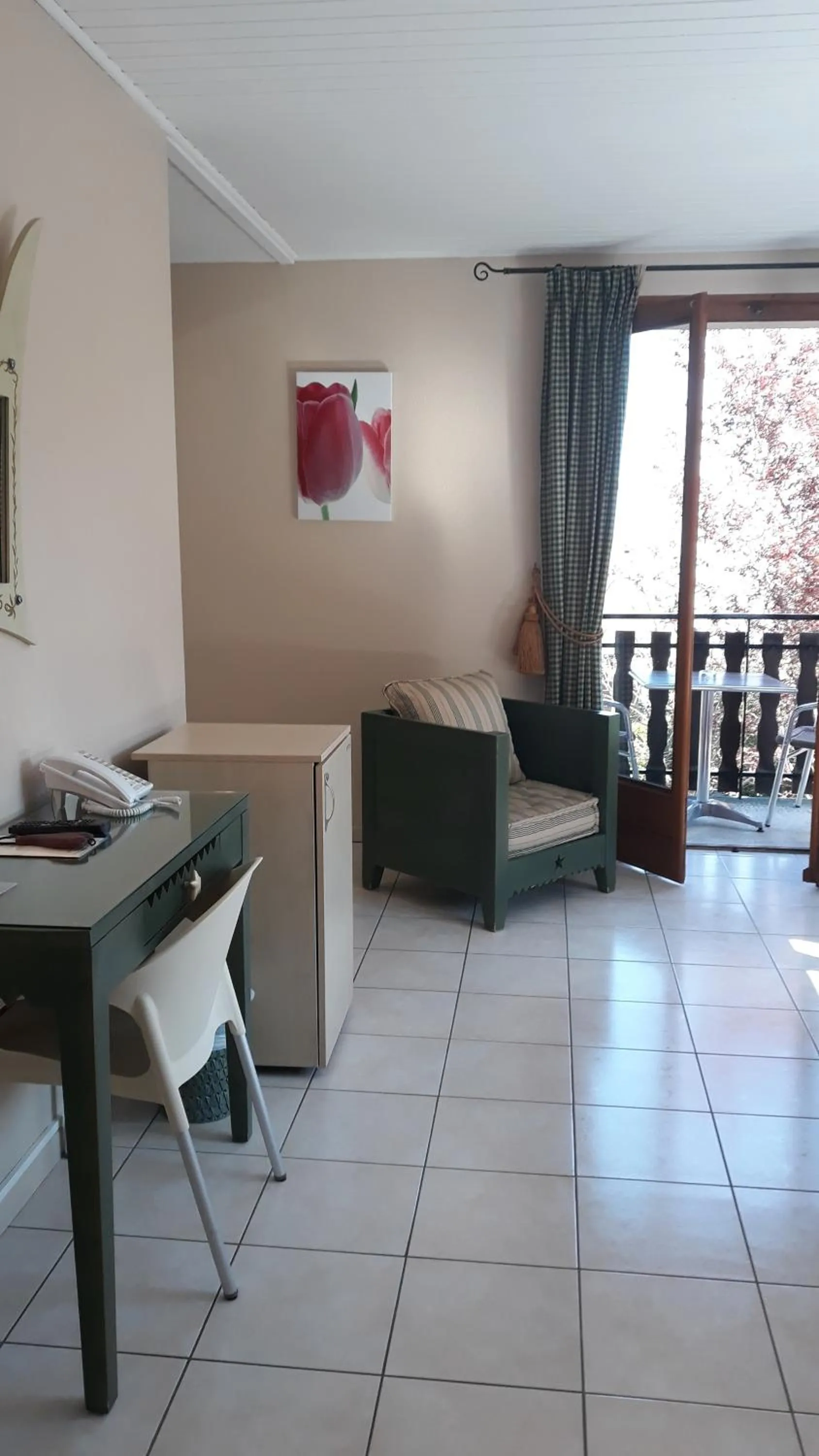 Photo of the whole room in L'Oasis