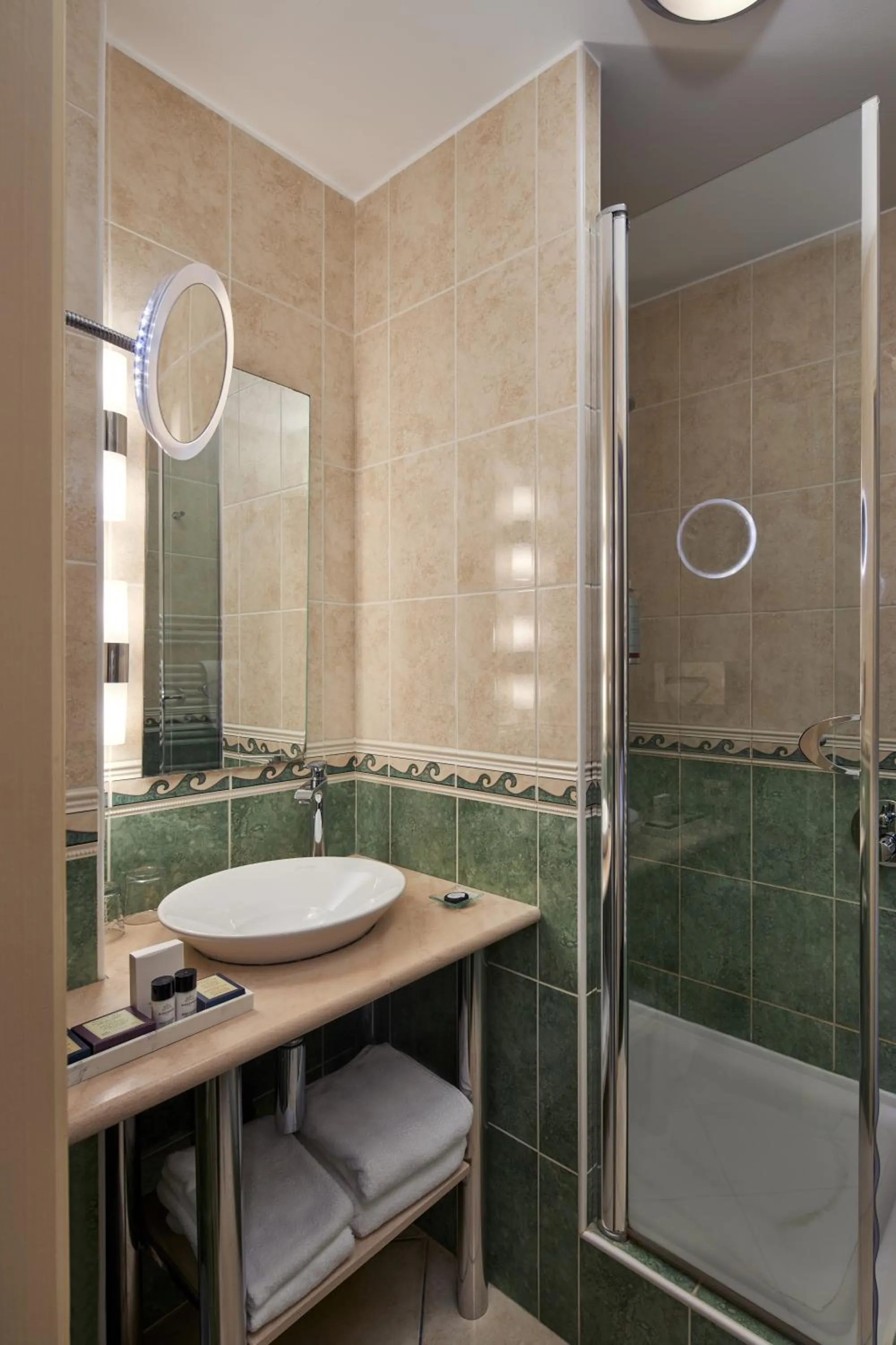 Shower in Le Clos De Bourgogne