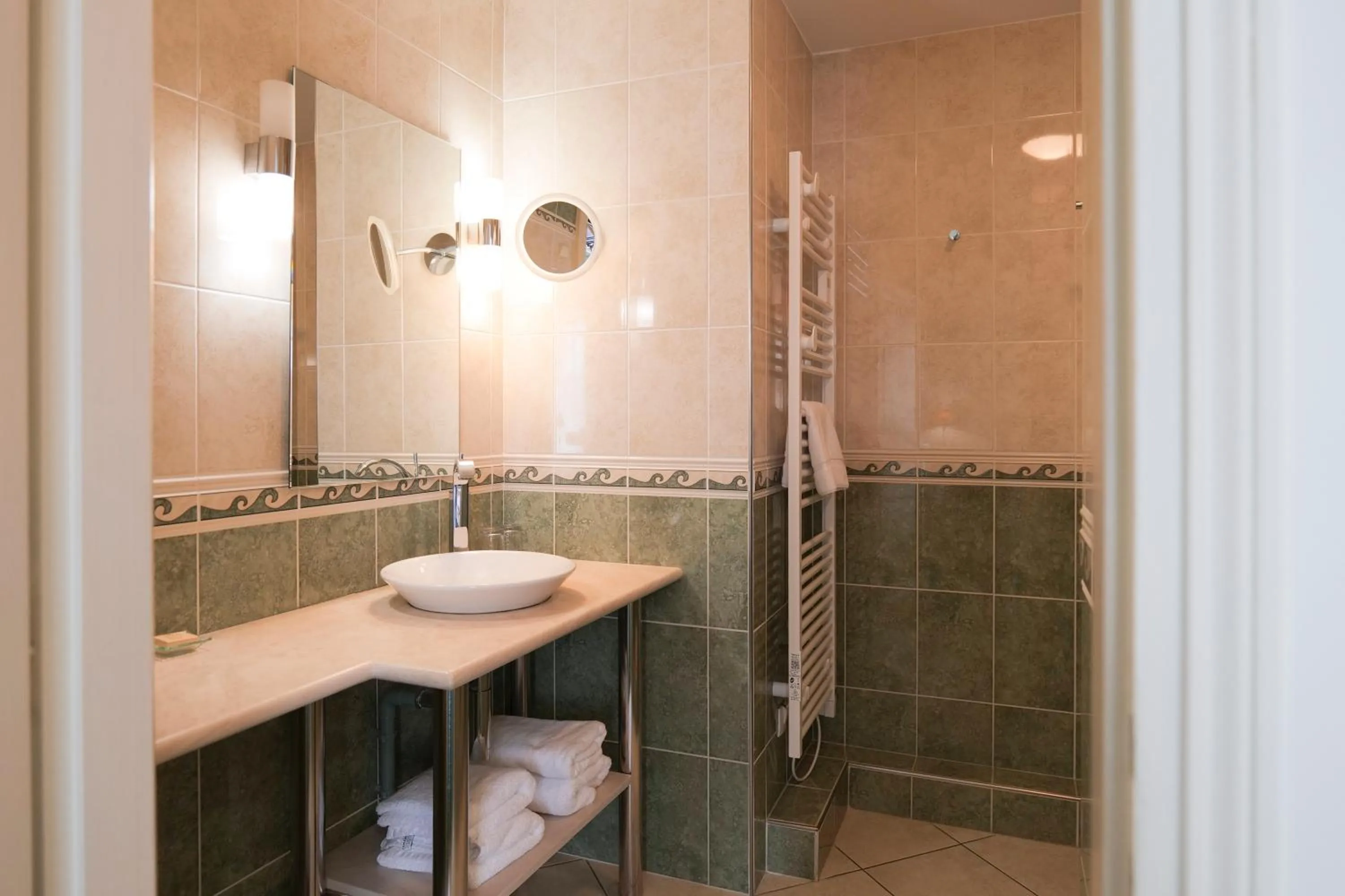 Shower in Le Clos De Bourgogne