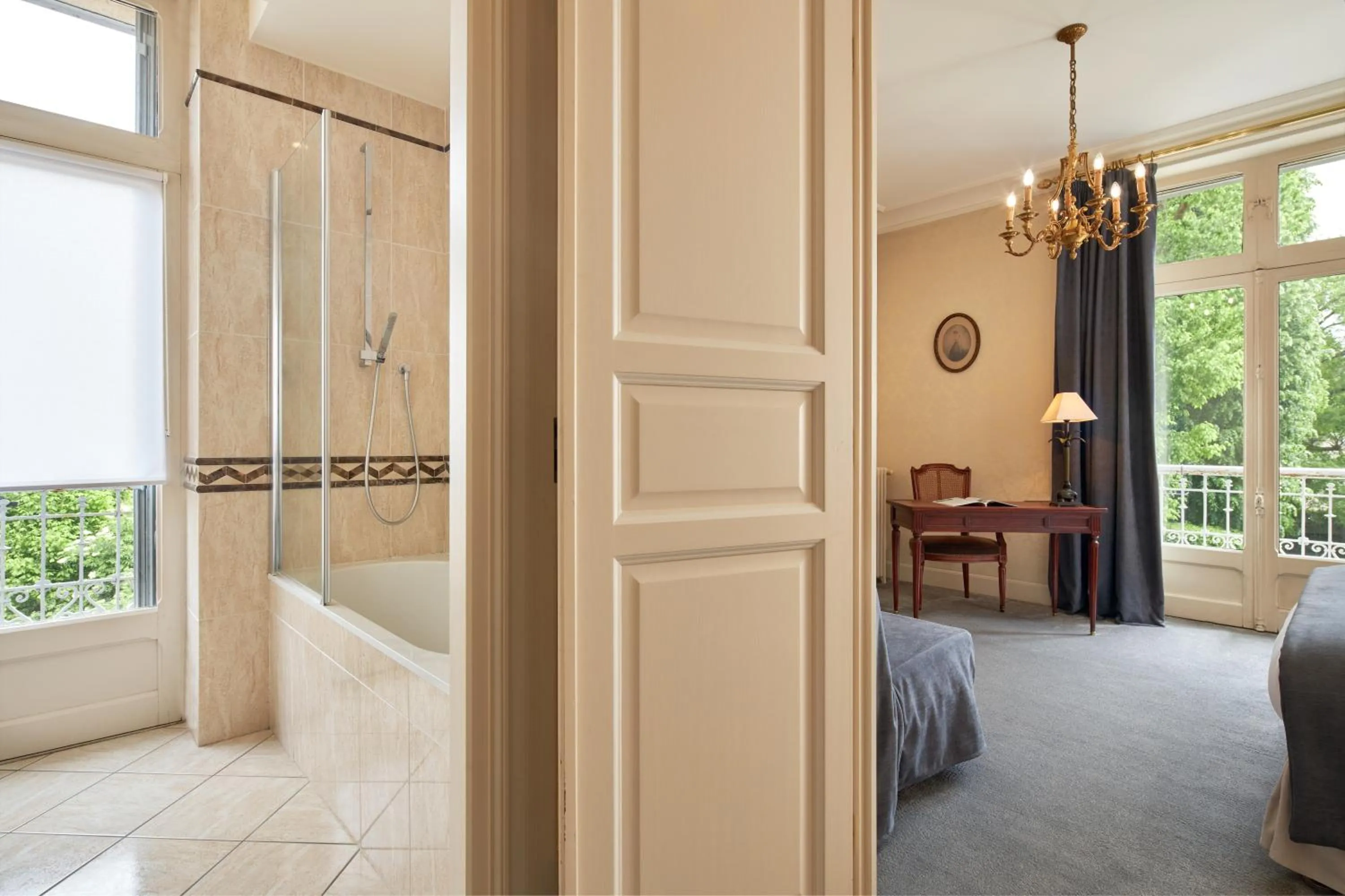 Bathroom, Bed in Le Clos De Bourgogne