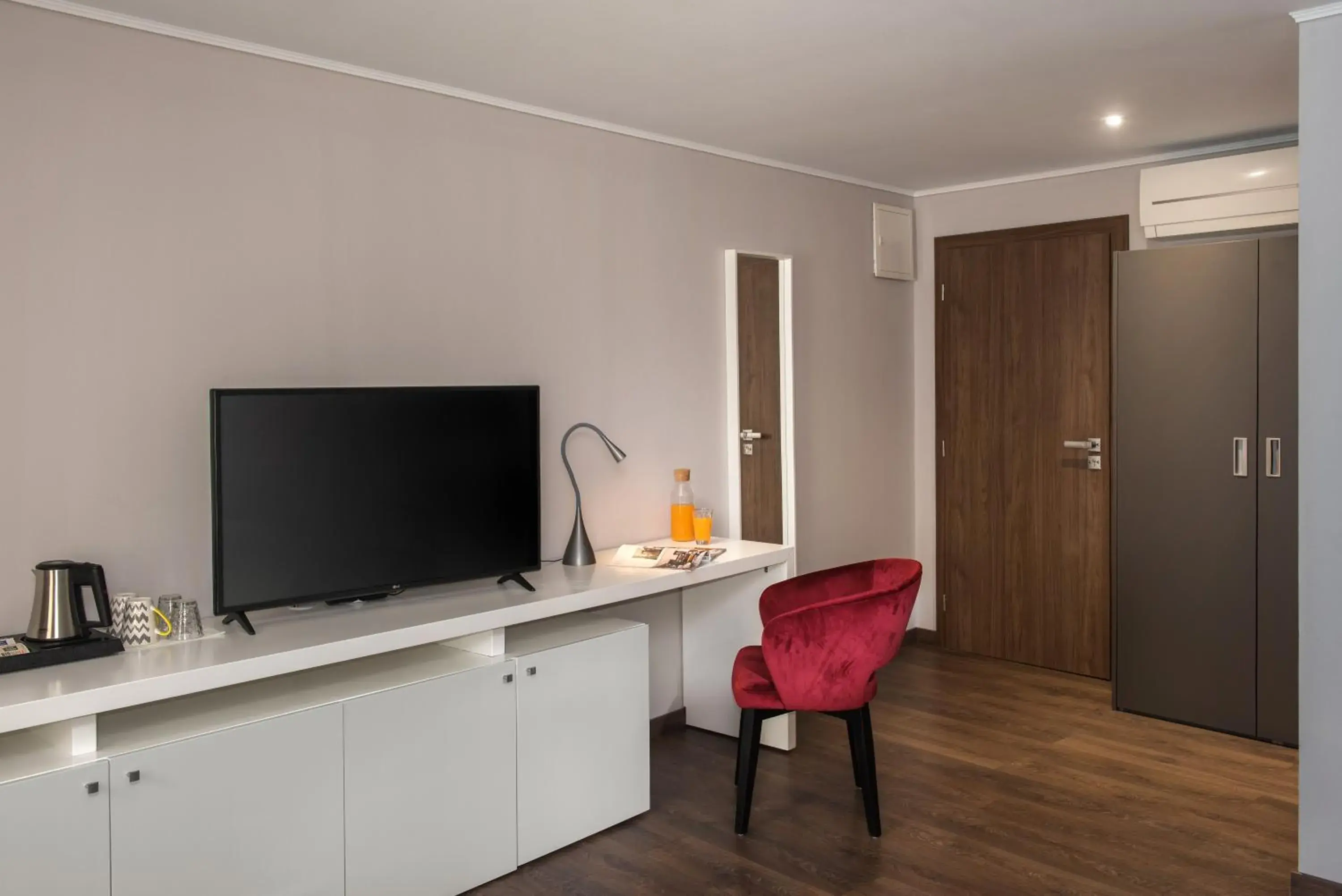 King Size Bedroom in Boutique Rooms Mirabilis King Size Bedroom in Boutique Rooms Mirabilis