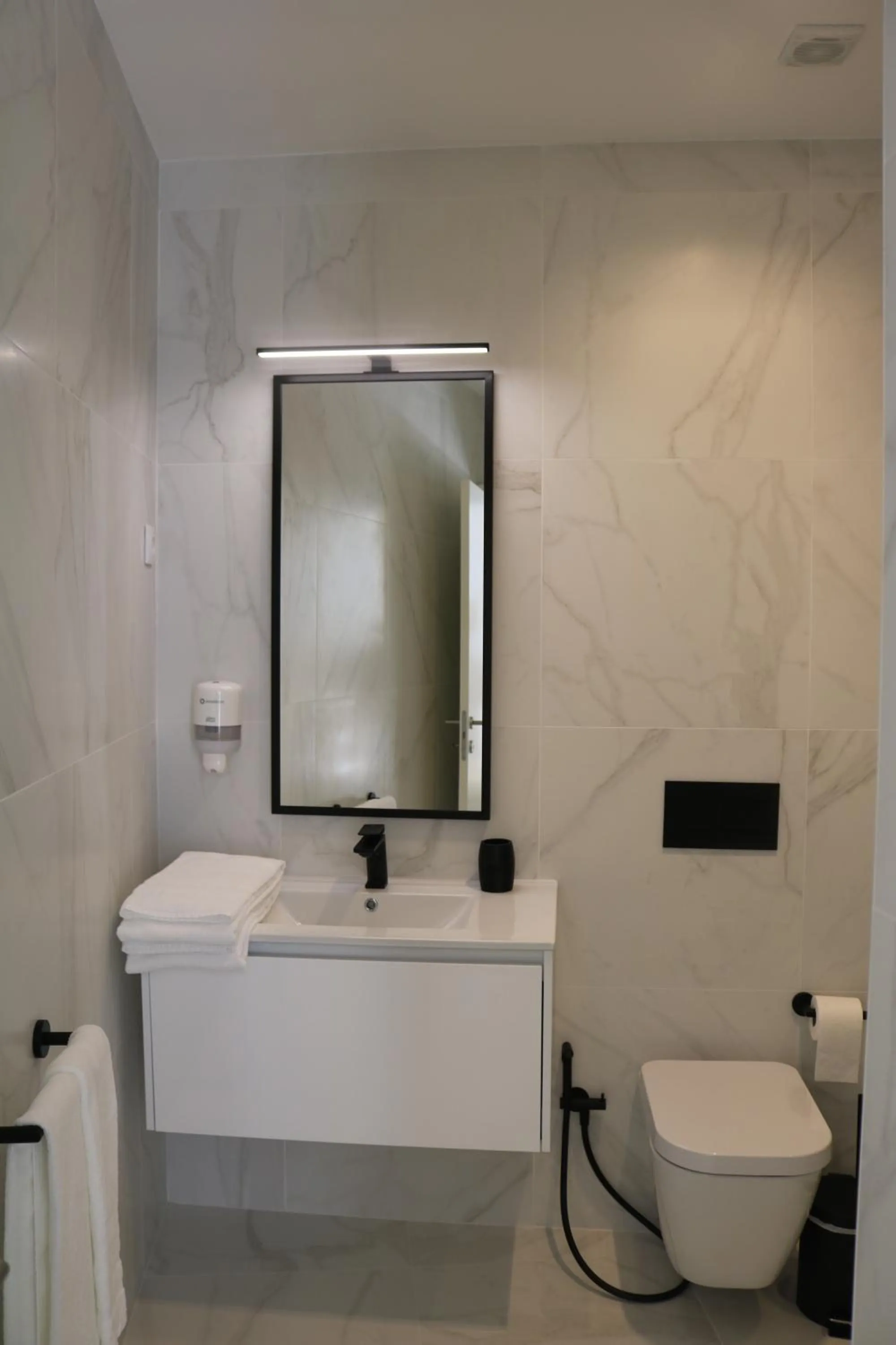 Toilet in Villa Graça -Hostels and Apartments