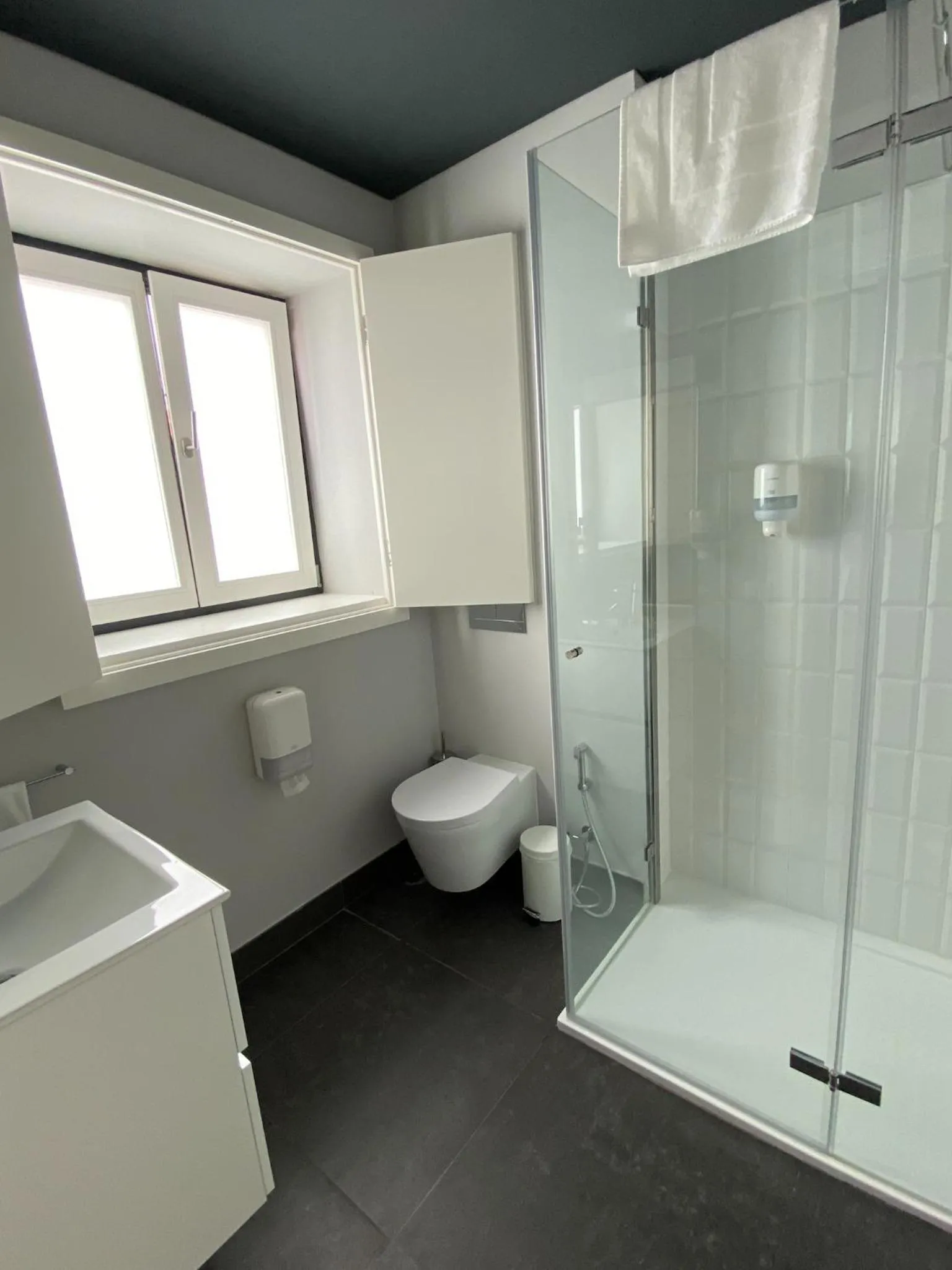 Toilet in Villa Graça -Hostels and Apartments