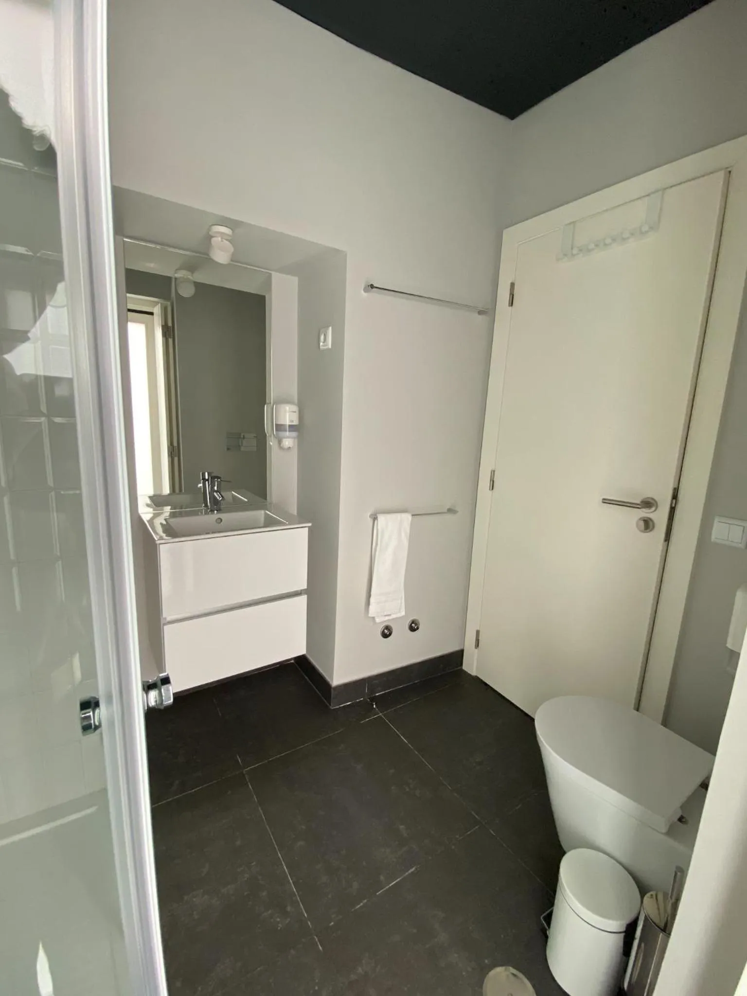 Toilet in Villa Graça -Hostels and Apartments